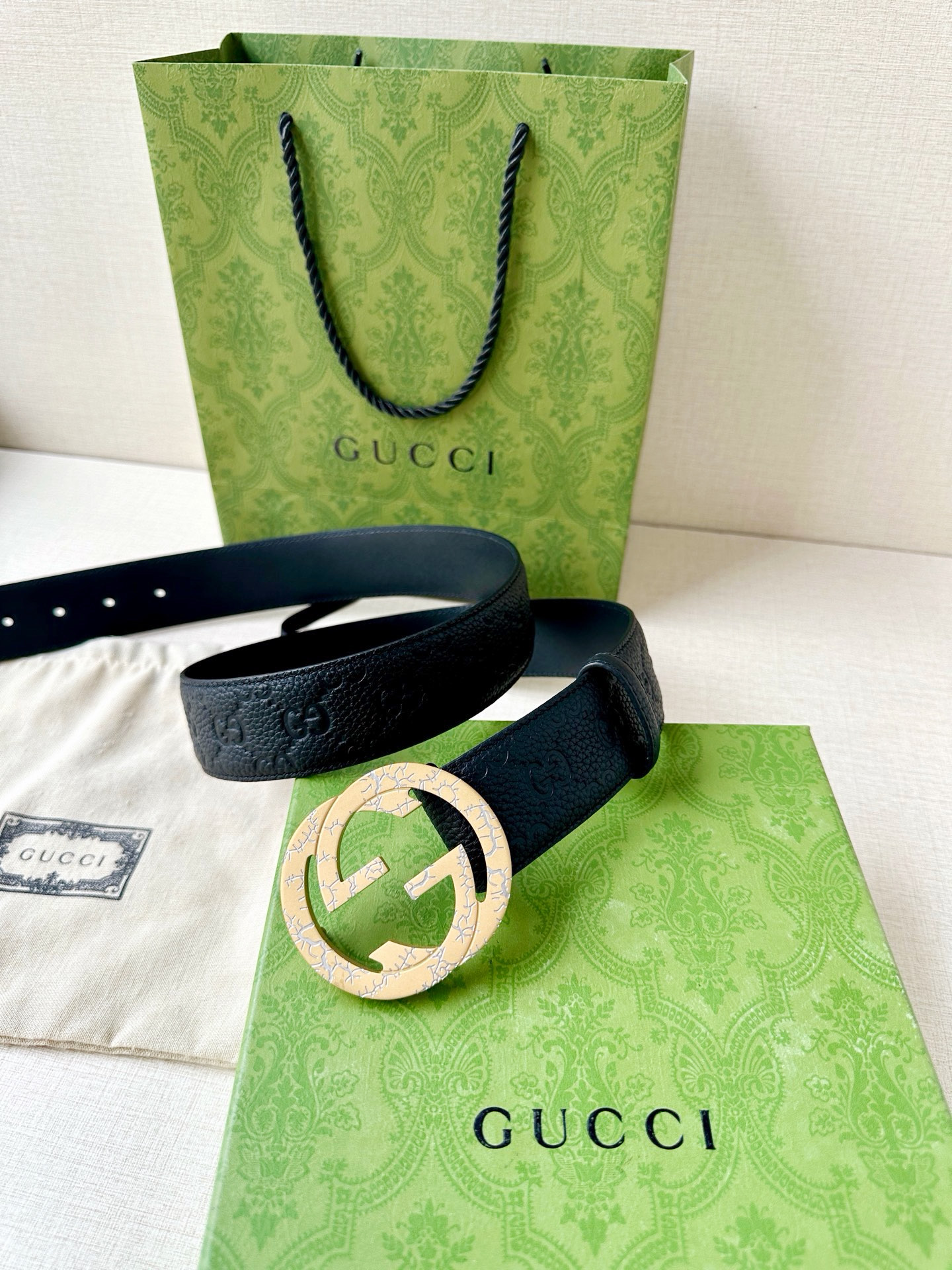 宽度4.0cm GUCCI典藏设计中的标志性元素于早秋系列焕发新意。这款腰带选用黑色超级双G牛皮打造，互