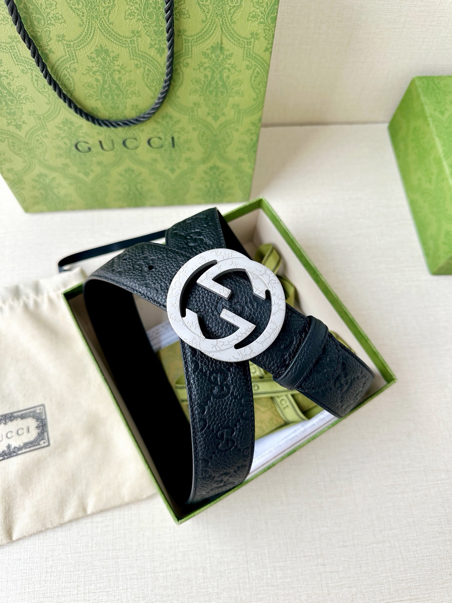 宽度4.0cm GUCCI典藏设计中的标志性元素于早秋系列焕发新意。这款腰带选用黑色超级双G牛皮打造，互
