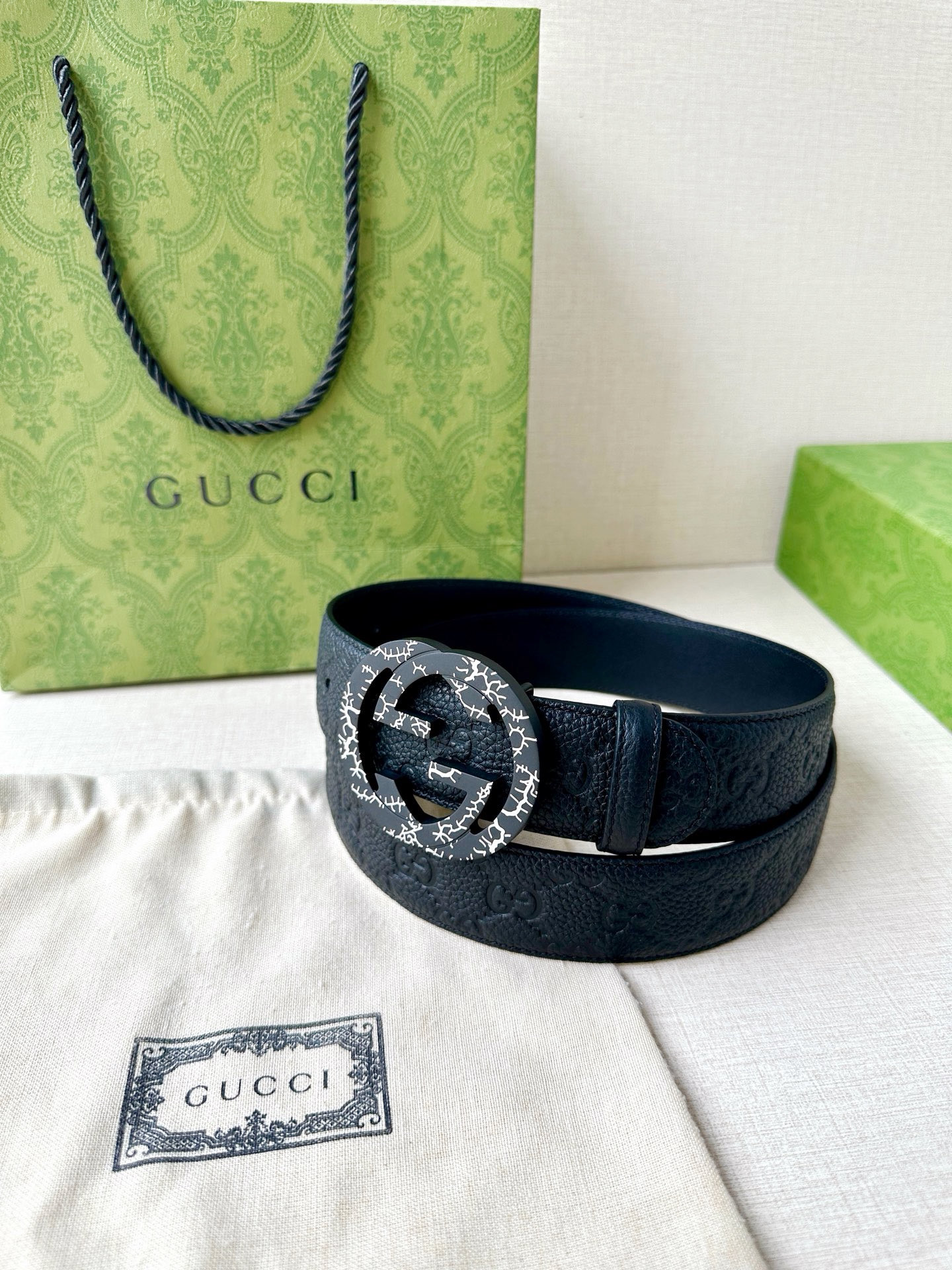 宽度4.0cm GUCCI典藏设计中的标志性元素于早秋系列焕发新意。这款腰带选用黑色超级双G牛皮打造，互