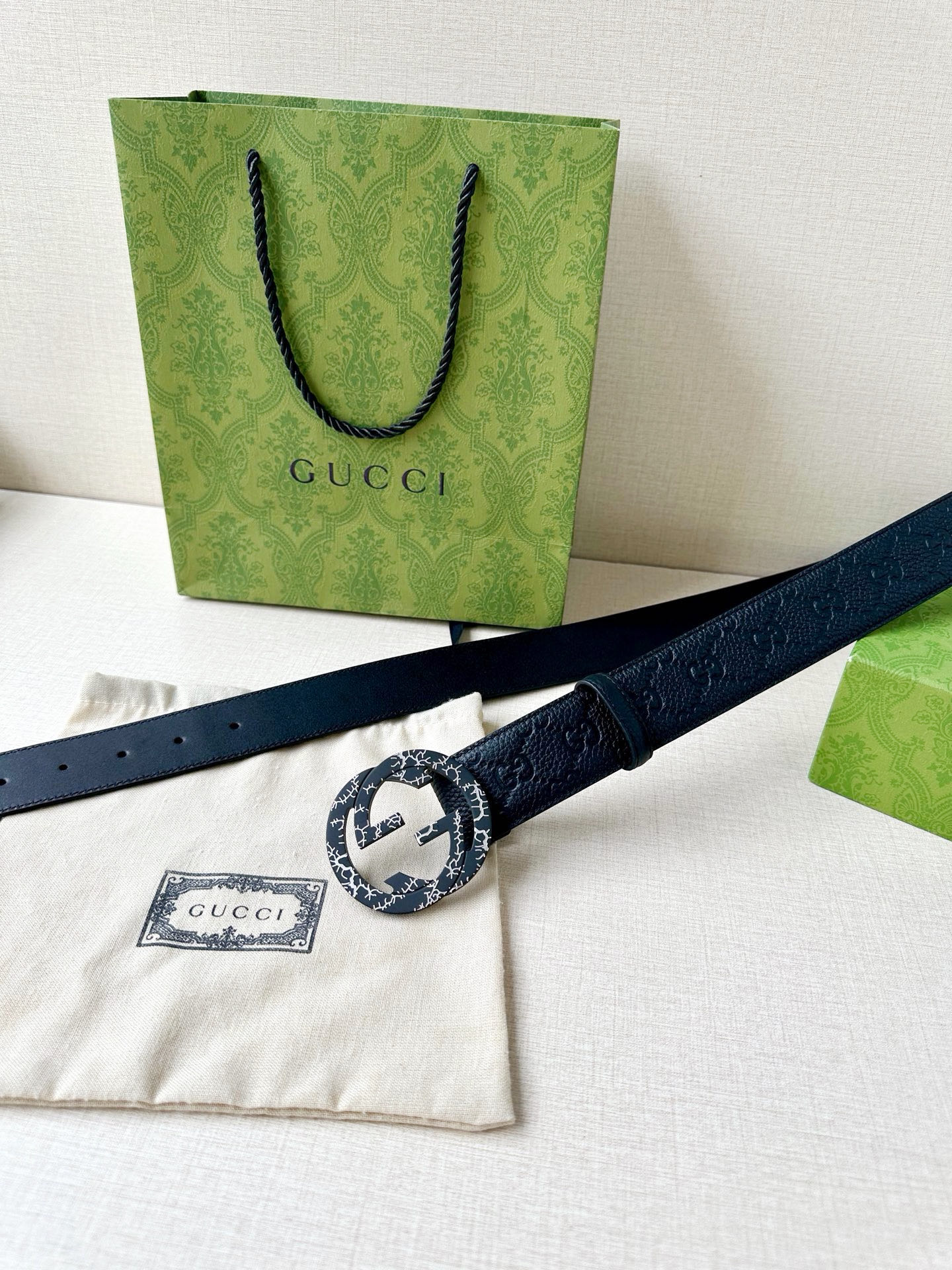 宽度4.0cm GUCCI典藏设计中的标志性元素于早秋系列焕发新意。这款腰带选用黑色超级双G牛皮打造，互