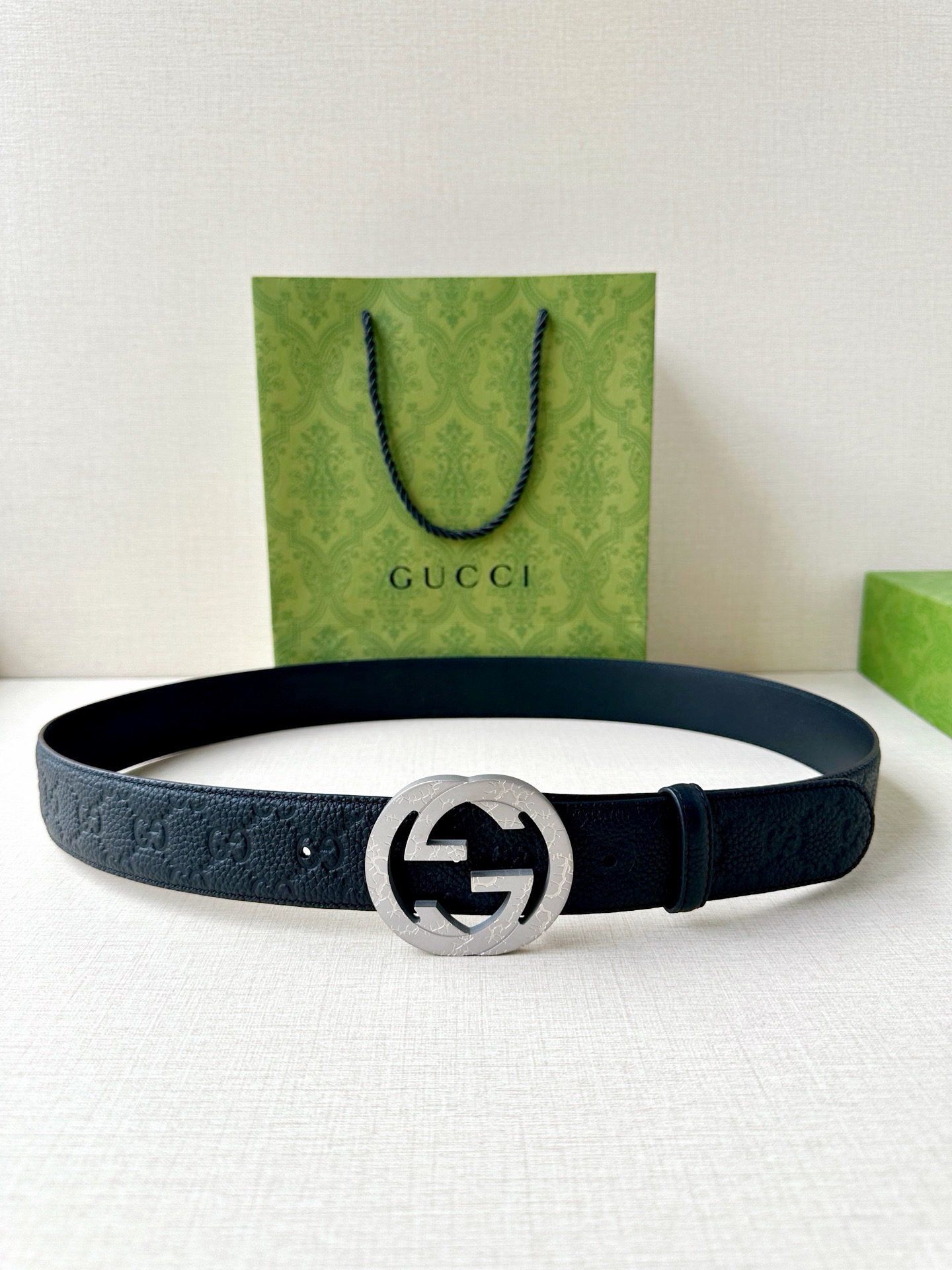 宽度4.0cm GUCCI典藏设计中的标志性元素于早秋系列焕发新意。这款腰带选用黑色超级双G牛皮打造，互