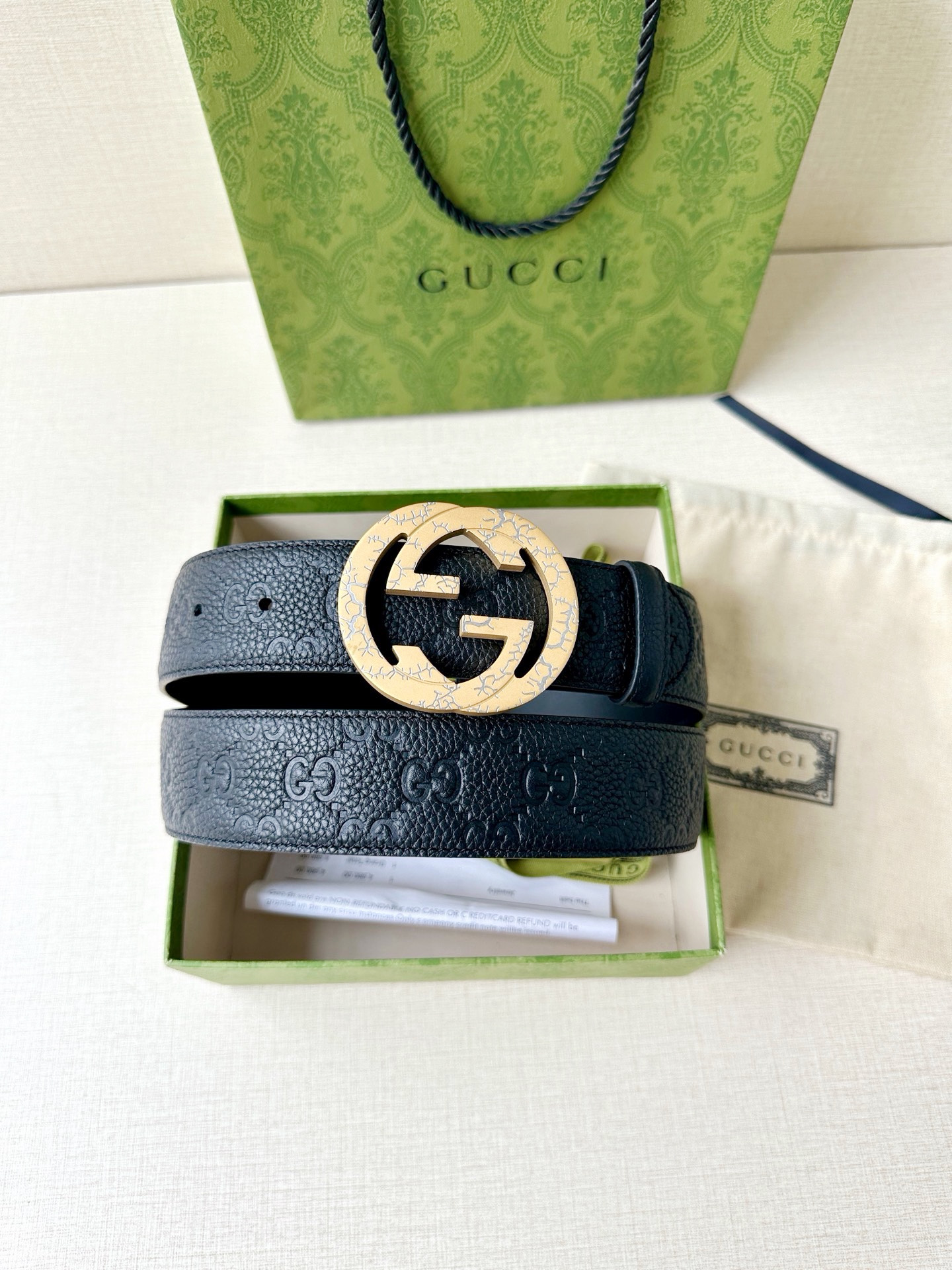 宽度4.0cm GUCCI典藏设计中的标志性元素于早秋系列焕发新意。这款腰带选用黑色超级双G牛皮打造，互