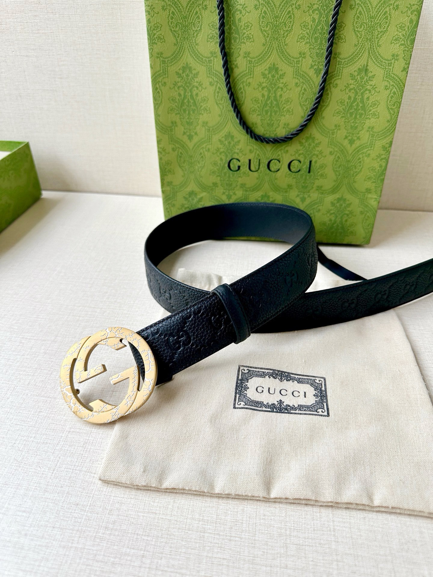 宽度4.0cm GUCCI典藏设计中的标志性元素于早秋系列焕发新意。这款腰带选用黑色超级双G牛皮打造，互