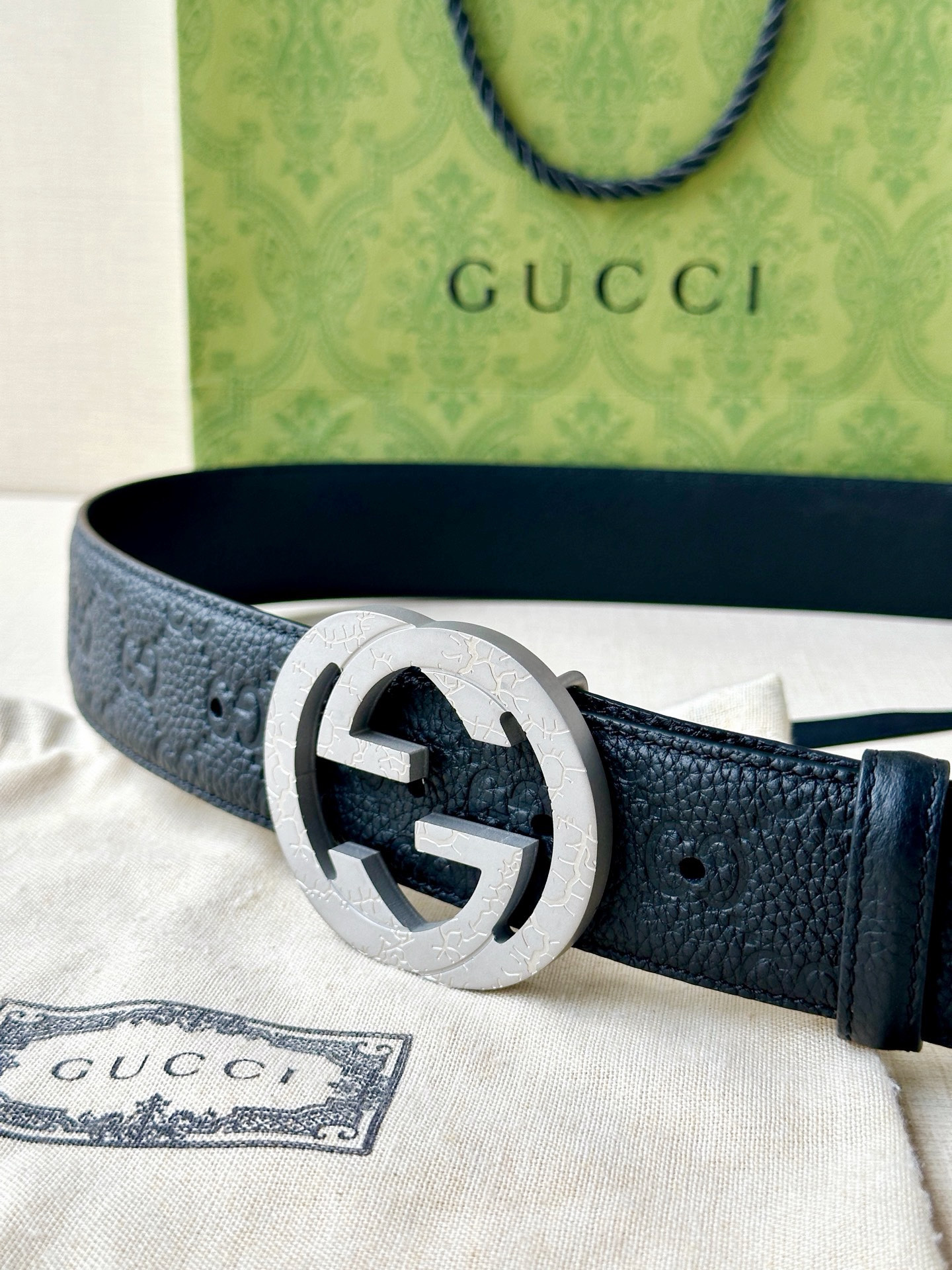 宽度4.0cm GUCCI典藏设计中的标志性元素于早秋系列焕发新意。这款腰带选用黑色超级双G牛皮打造，互