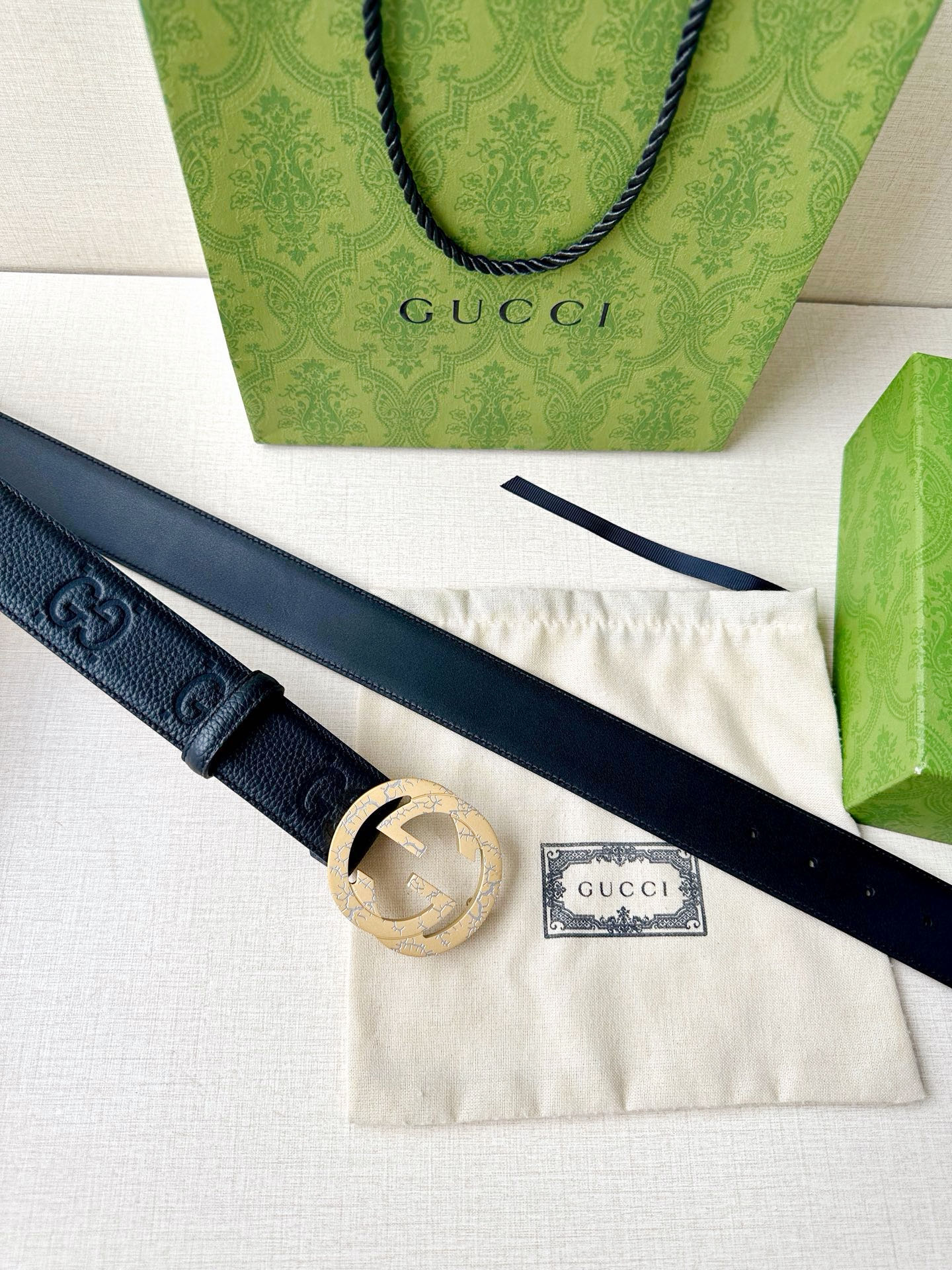 宽度4.0cm GUCCI典藏设计中的标志性元素于早秋系列焕发新意。这款腰带选用黑色超级双G牛皮打造，互