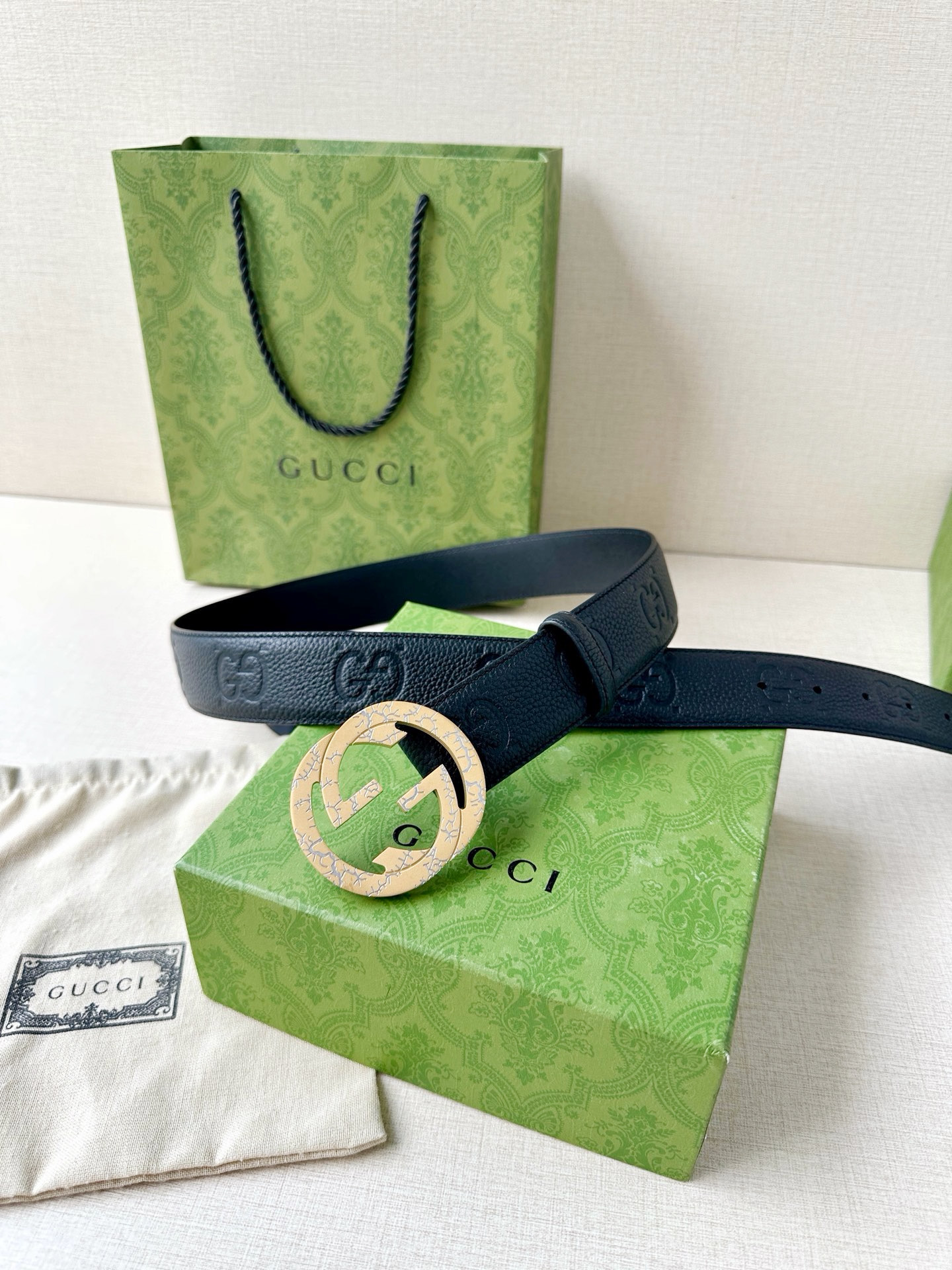 宽度4.0cm GUCCI典藏设计中的标志性元素于早秋系列焕发新意。这款腰带选用黑色超级双G牛皮打造，互