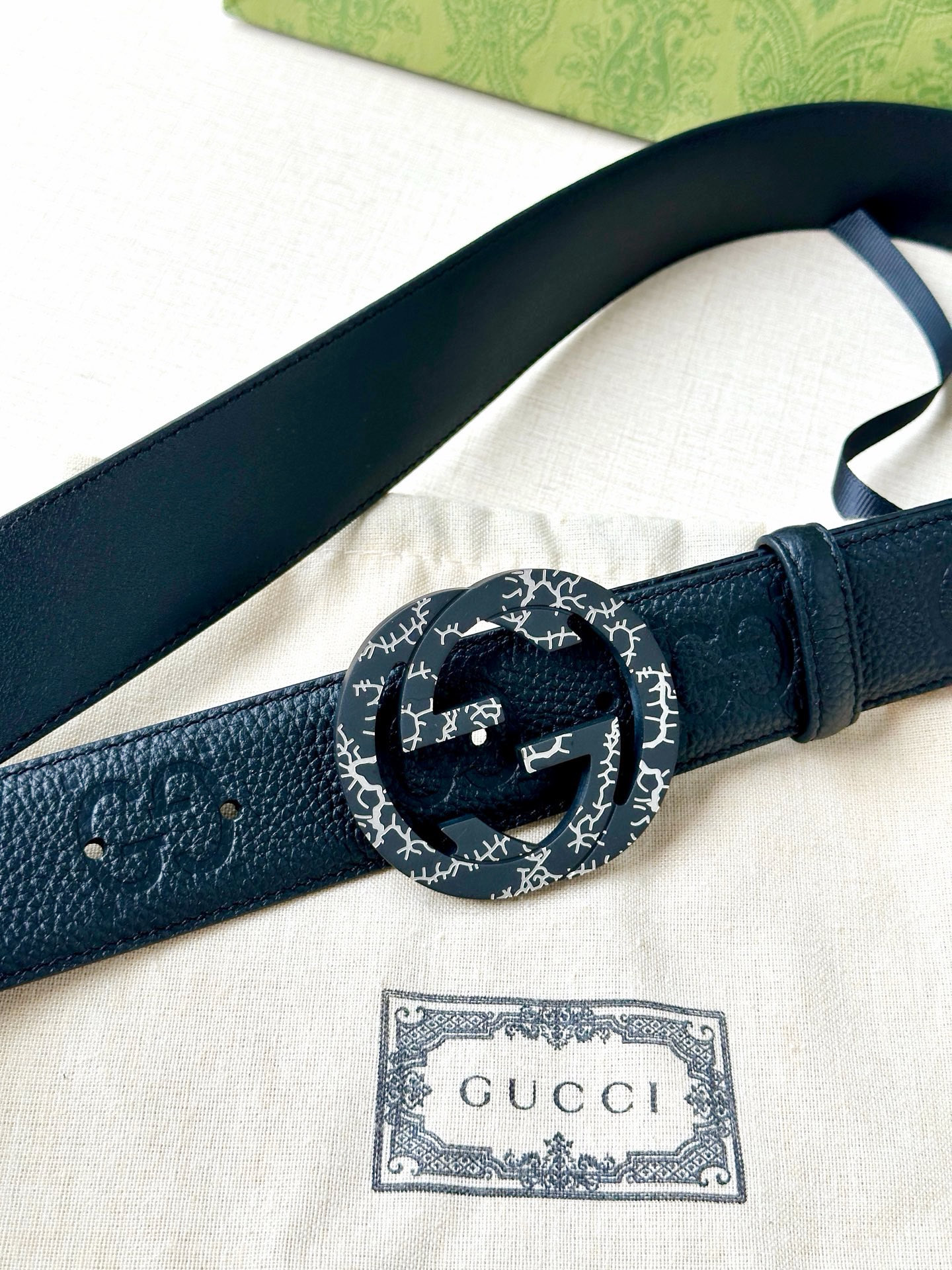 宽度4.0cm GUCCI典藏设计中的标志性元素于早秋系列焕发新意。这款腰带选用黑色超级双G牛皮打造，互