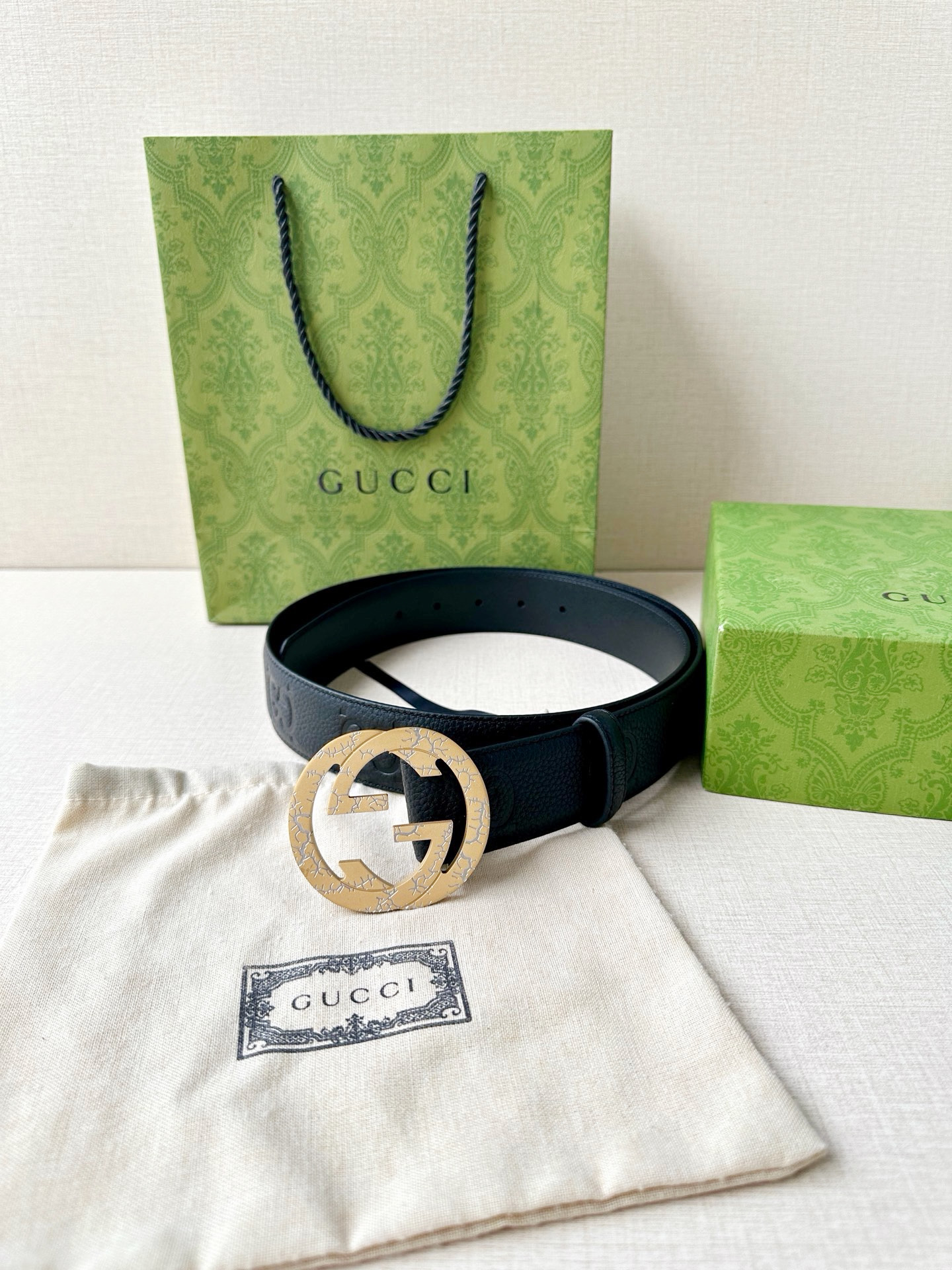 宽度4.0cm GUCCI典藏设计中的标志性元素于早秋系列焕发新意。这款腰带选用黑色超级双G牛皮打造，互