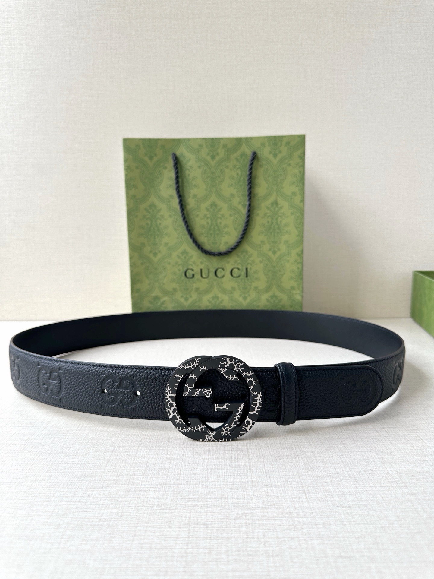 宽度4.0cm GUCCI典藏设计中的标志性元素于早秋系列焕发新意。这款腰带选用黑色超级双G牛皮打造，互