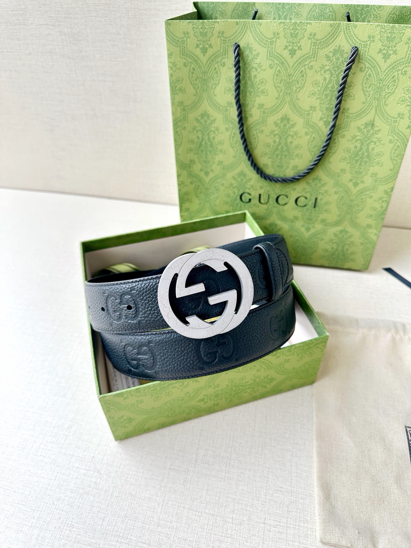宽度4.0cm GUCCI典藏设计中的标志性元素于早秋系列焕发新意。这款腰带选用黑色超级双G牛皮打造，互