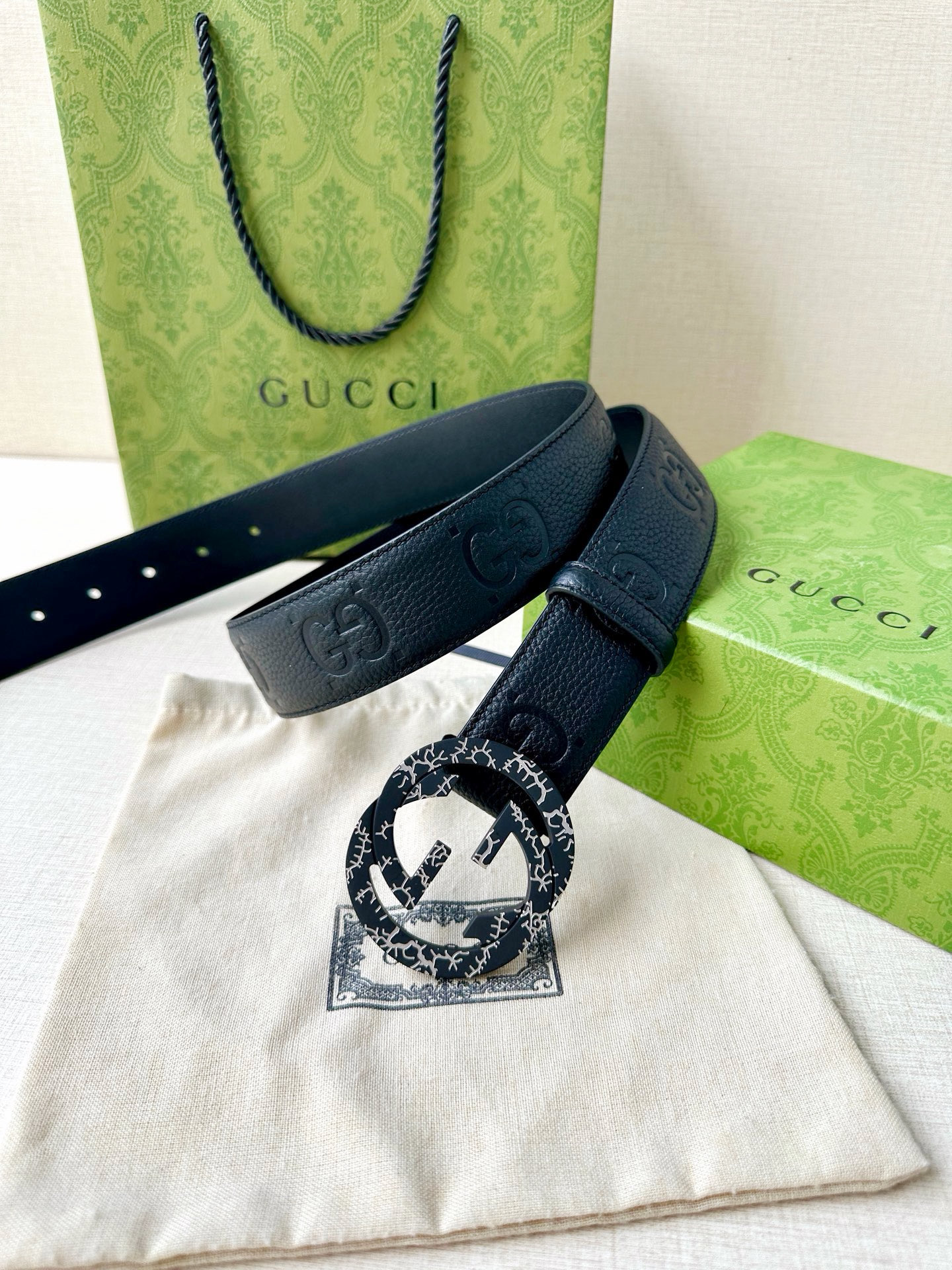 宽度4.0cm GUCCI典藏设计中的标志性元素于早秋系列焕发新意。这款腰带选用黑色超级双G牛皮打造，互
