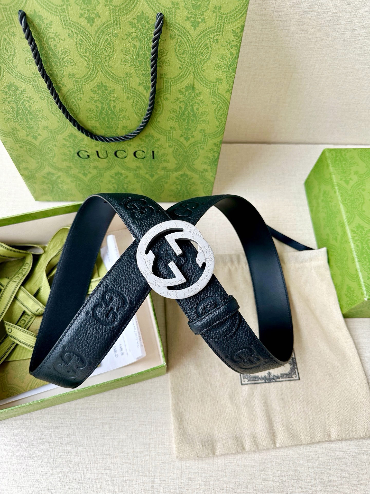 宽度4.0cm GUCCI典藏设计中的标志性元素于早秋系列焕发新意。这款腰带选用黑色超级双G牛皮打造，互