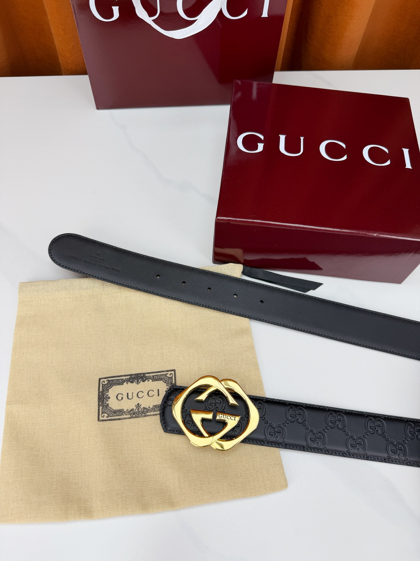 宽度3.8cm 这款男士腰带亮眼吸睛，是早春系列之一。腰带扣设有一个销钉，可轻松翻转互扣式双G造型配件。