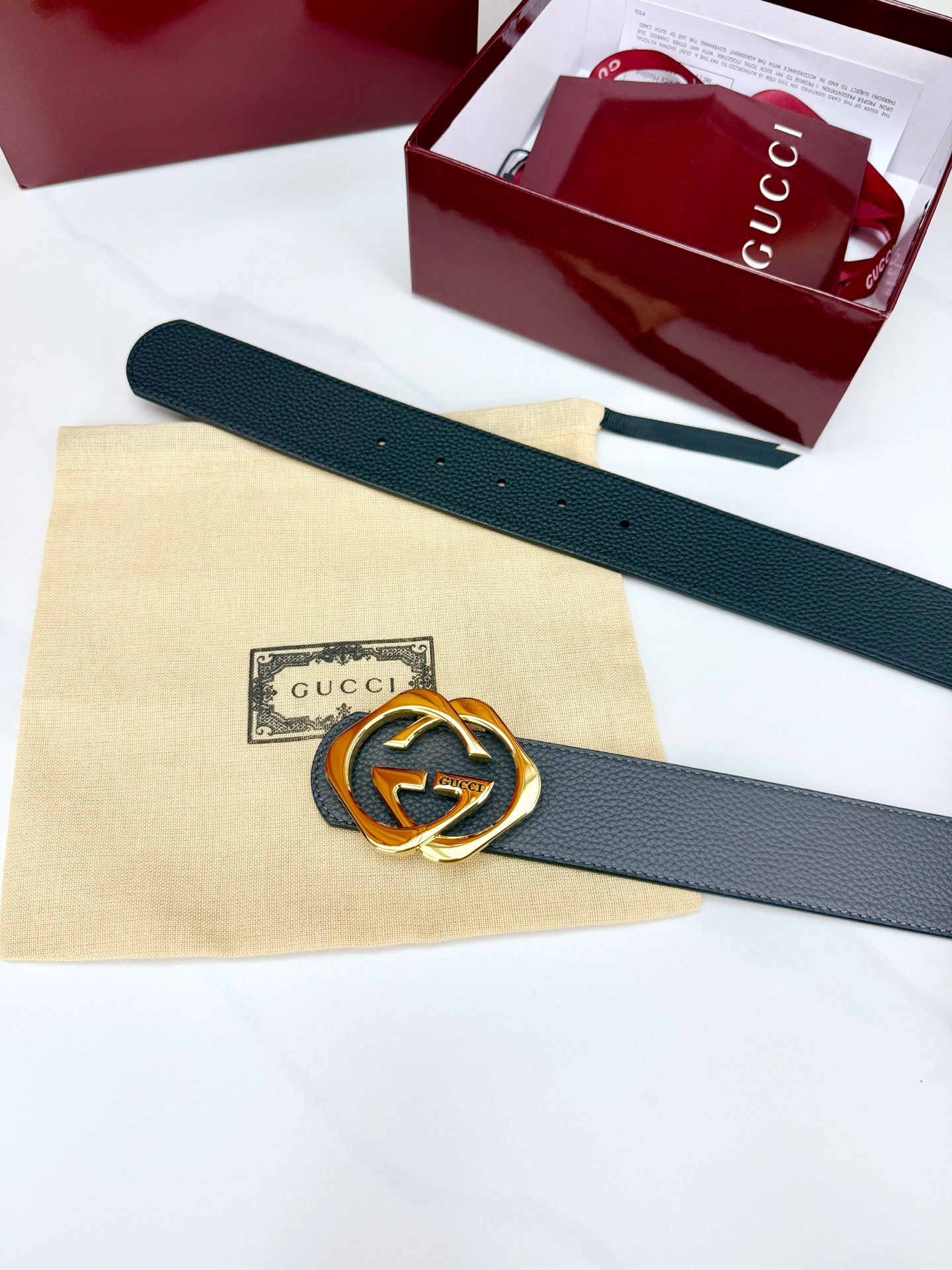 宽度3.8cm 这款男士腰带亮眼吸睛，是早春系列之一。腰带扣设有一个销钉，可轻松翻转互扣式双G造型配件。