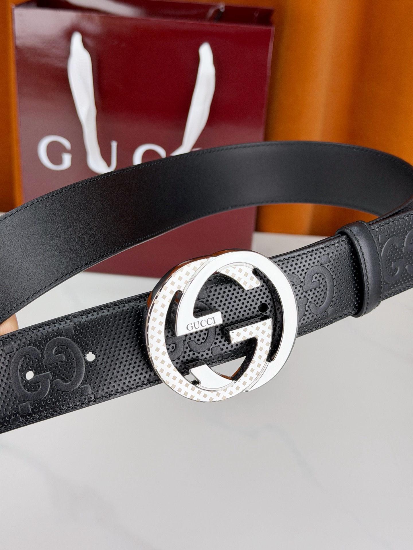 Gucci 3.8cm双面腰带，甄选打孔牛皮革，一面满压经典双G标识，一面光面简约。标志性互扣双G金属扣