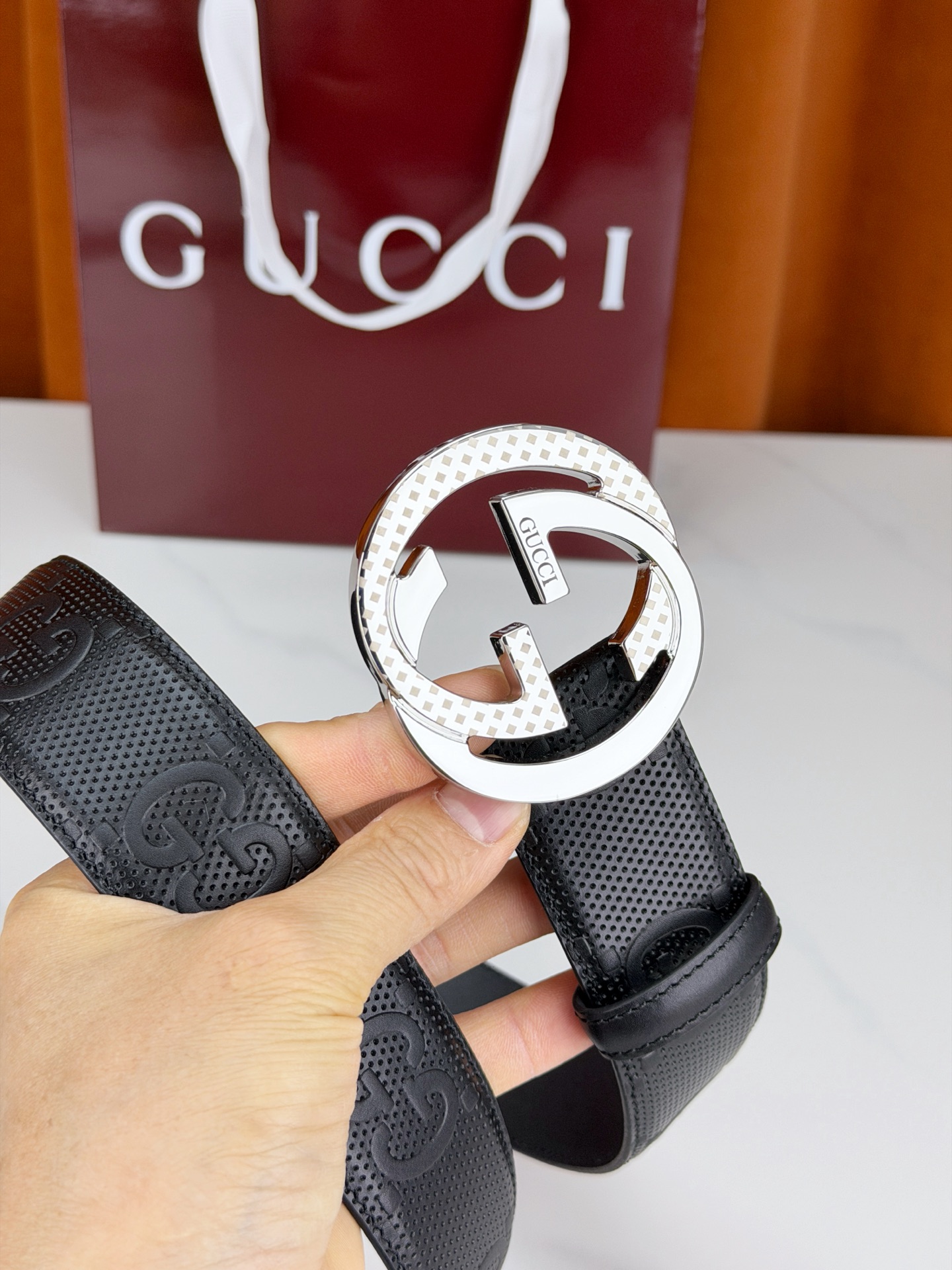 Gucci 3.8cm双面腰带，甄选打孔牛皮革，一面满压经典双G标识，一面光面简约。标志性互扣双G金属扣