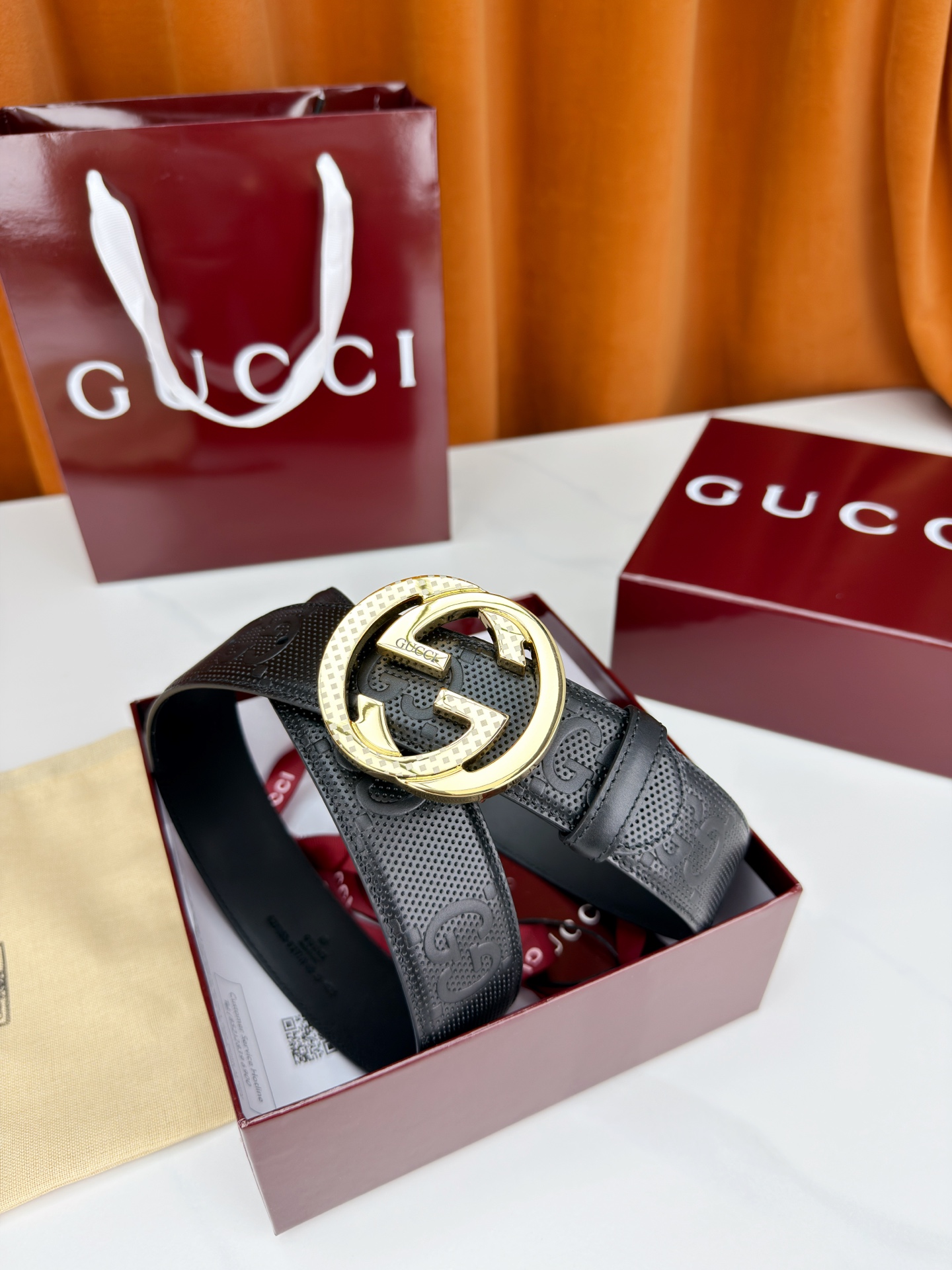 Gucci 3.8cm双面腰带，甄选打孔牛皮革，一面满压经典双G标识，一面光面简约。标志性互扣双G金属扣