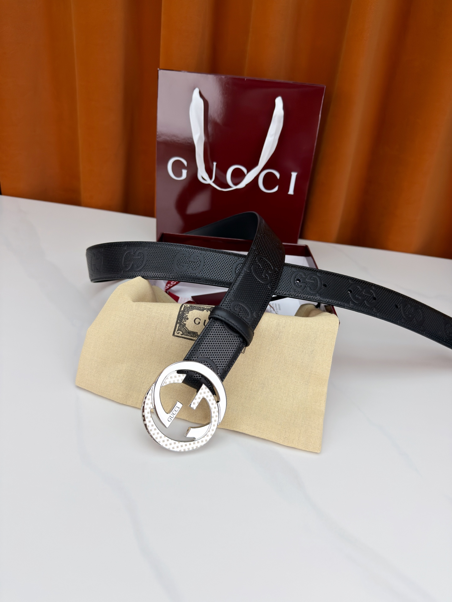 Gucci 3.8cm双面腰带，甄选打孔牛皮革，一面满压经典双G标识，一面光面简约。标志性互扣双G金属扣