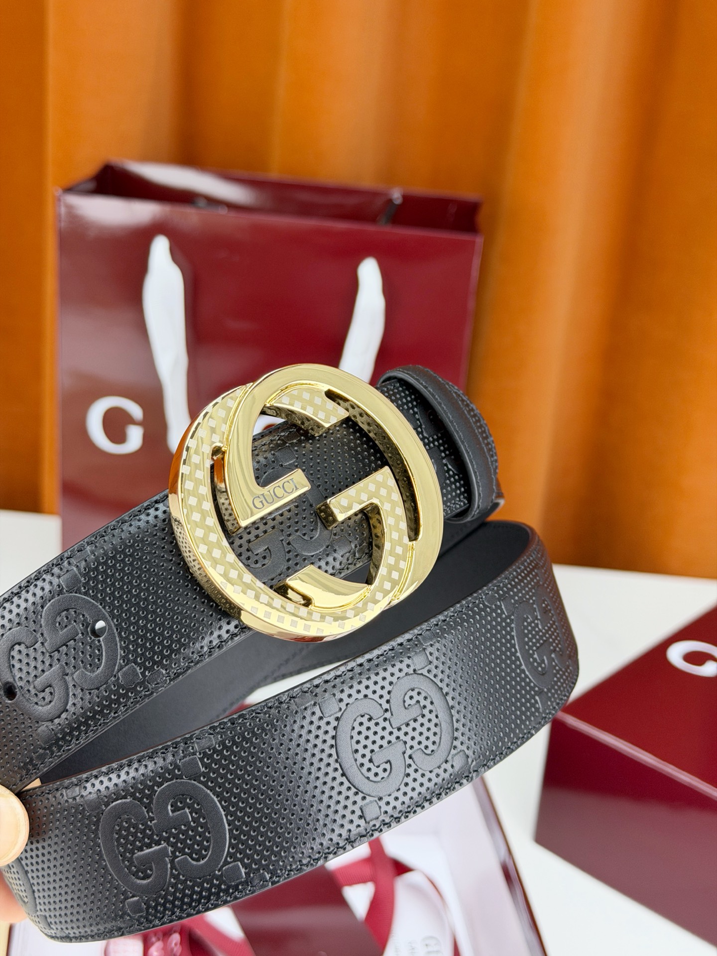 Gucci 3.8cm双面腰带，甄选打孔牛皮革，一面满压经典双G标识，一面光面简约。标志性互扣双G金属扣
