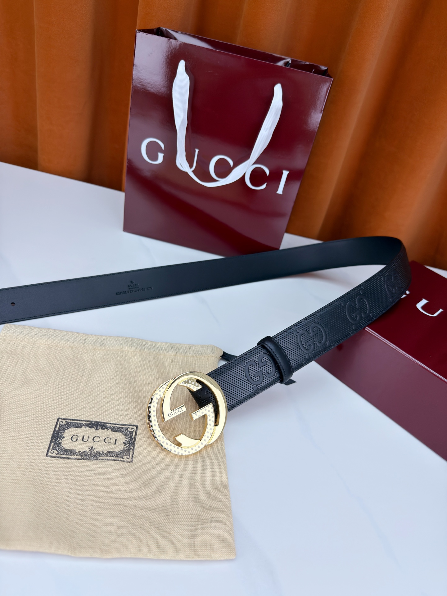 Gucci 3.8cm双面腰带，甄选打孔牛皮革，一面满压经典双G标识，一面光面简约。标志性互扣双G金属扣