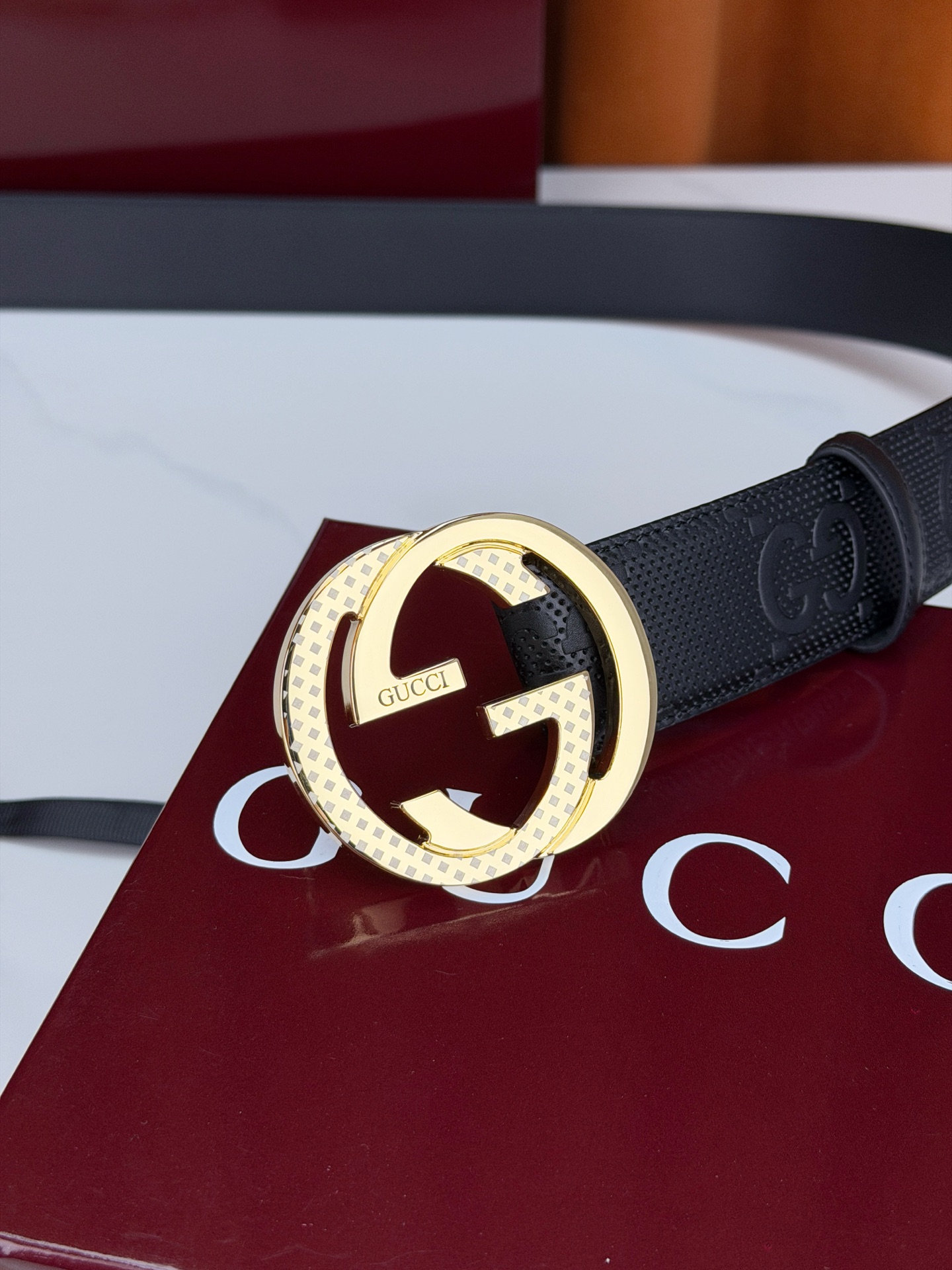 Gucci 3.8cm双面腰带，甄选打孔牛皮革，一面满压经典双G标识，一面光面简约。标志性互扣双G金属扣