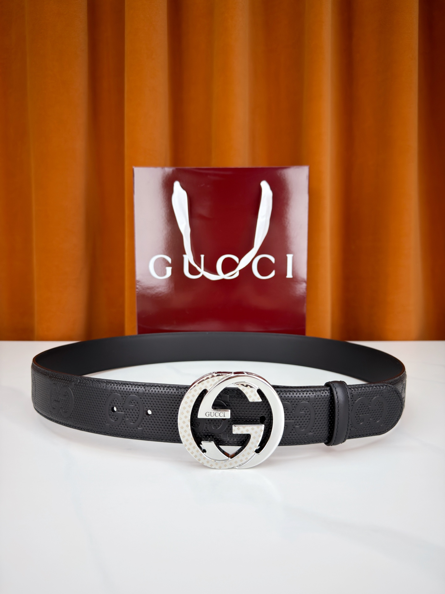 Gucci 3.8cm双面腰带，甄选打孔牛皮革，一面满压经典双G标识，一面光面简约。标志性互扣双G金属扣