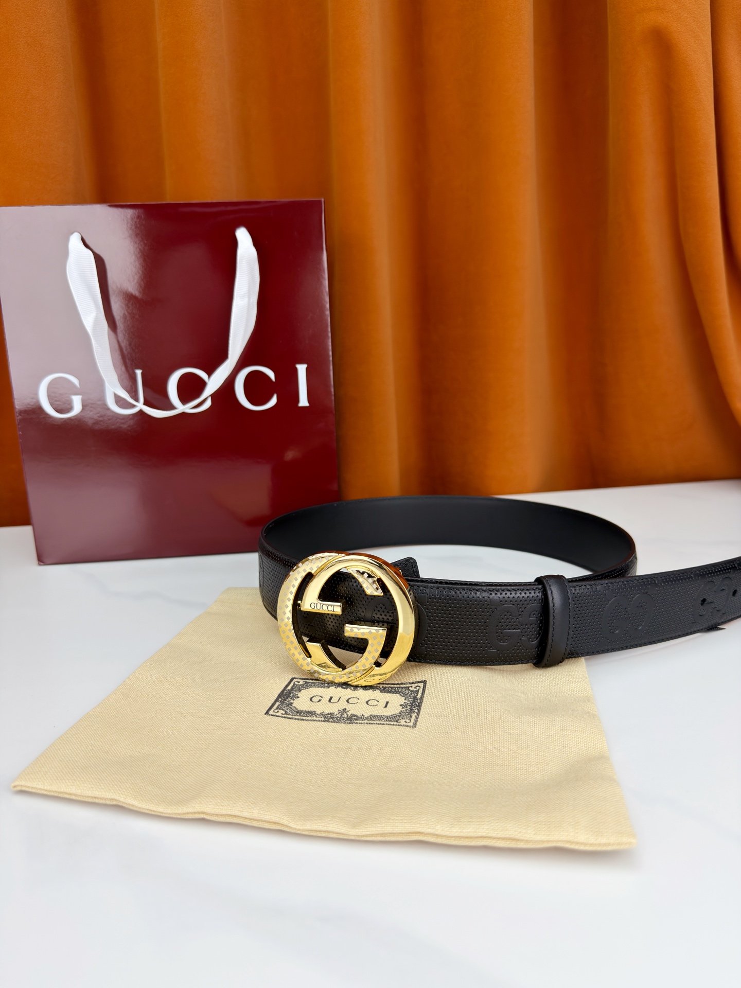 Gucci 3.8cm双面腰带，甄选打孔牛皮革，一面满压经典双G标识，一面光面简约。标志性互扣双G金属扣