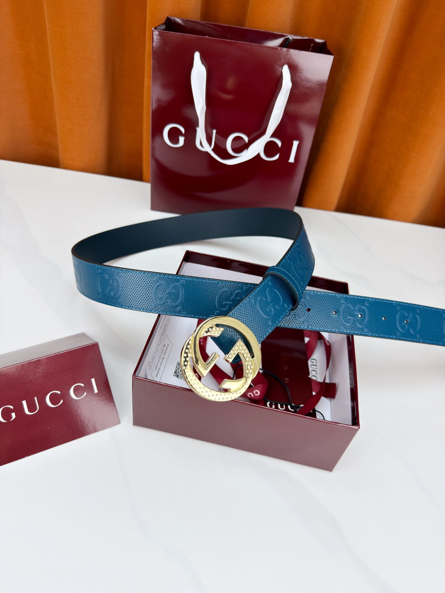 Gucci 3.8cm双面腰带，甄选打孔牛皮革，一面满压经典双G标识，一面光面简约。标志性互扣双G金属扣