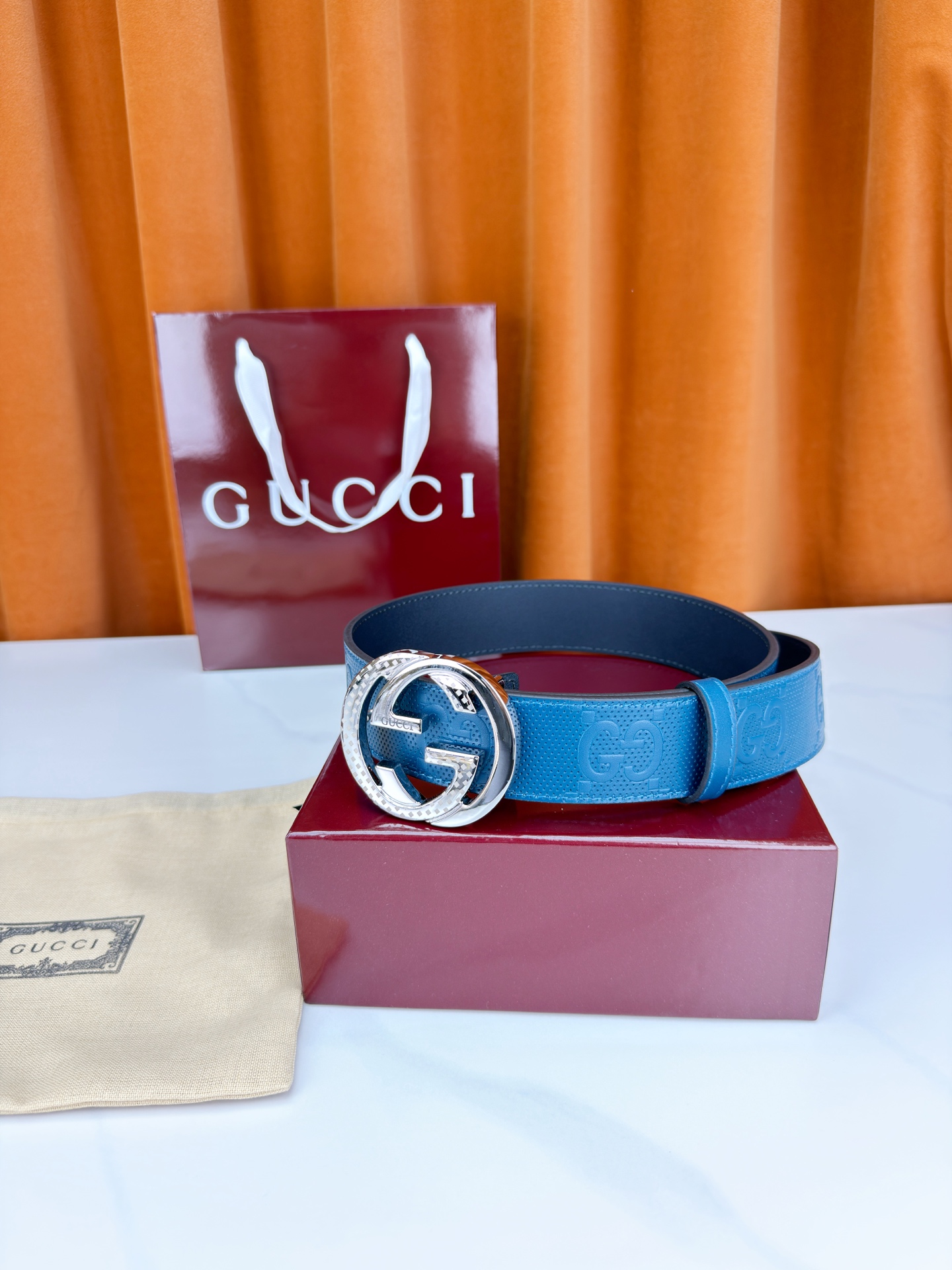 Gucci 3.8cm双面腰带，甄选打孔牛皮革，一面满压经典双G标识，一面光面简约。标志性互扣双G金属扣