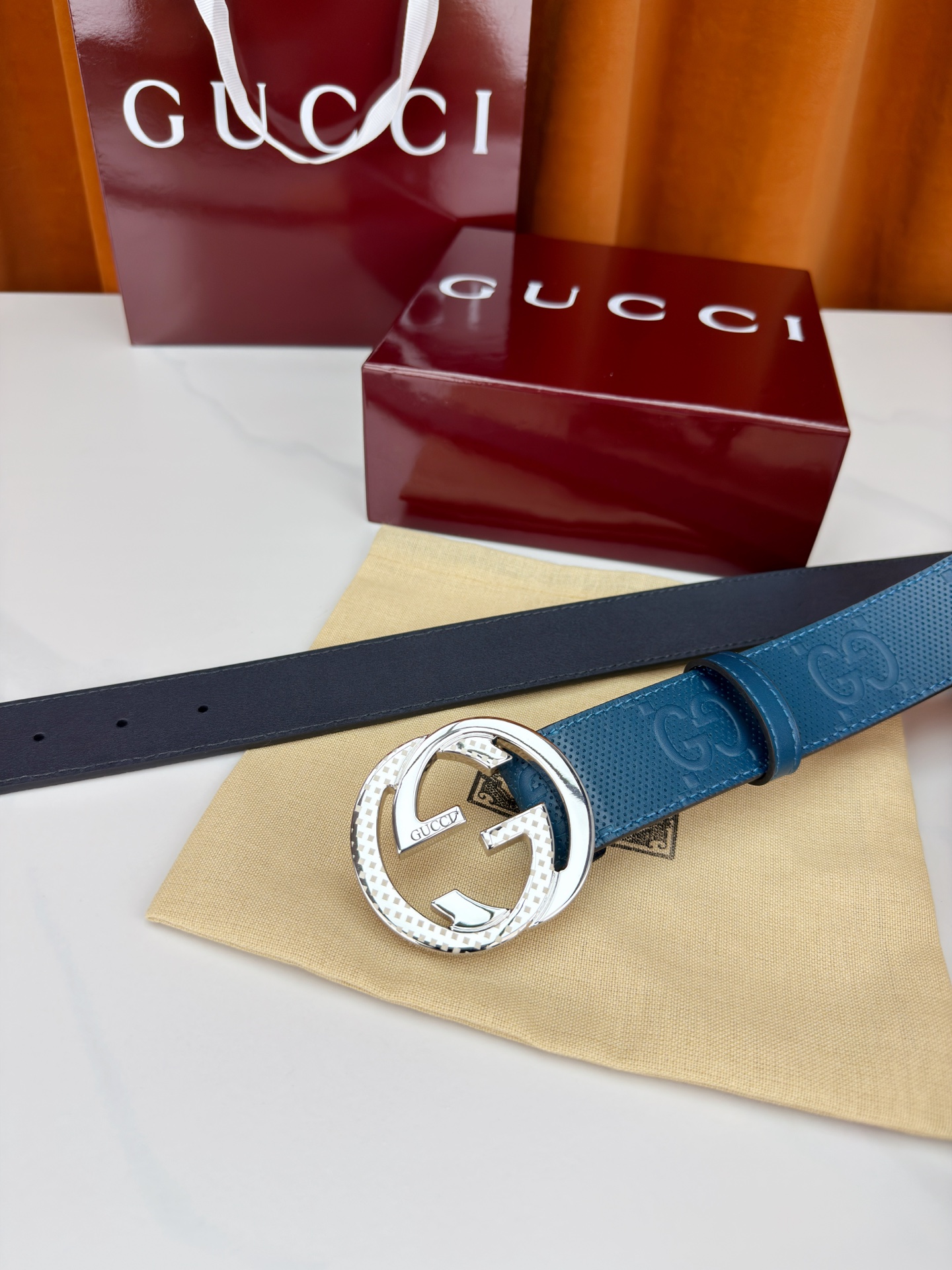 Gucci 3.8cm双面腰带，甄选打孔牛皮革，一面满压经典双G标识，一面光面简约。标志性互扣双G金属扣