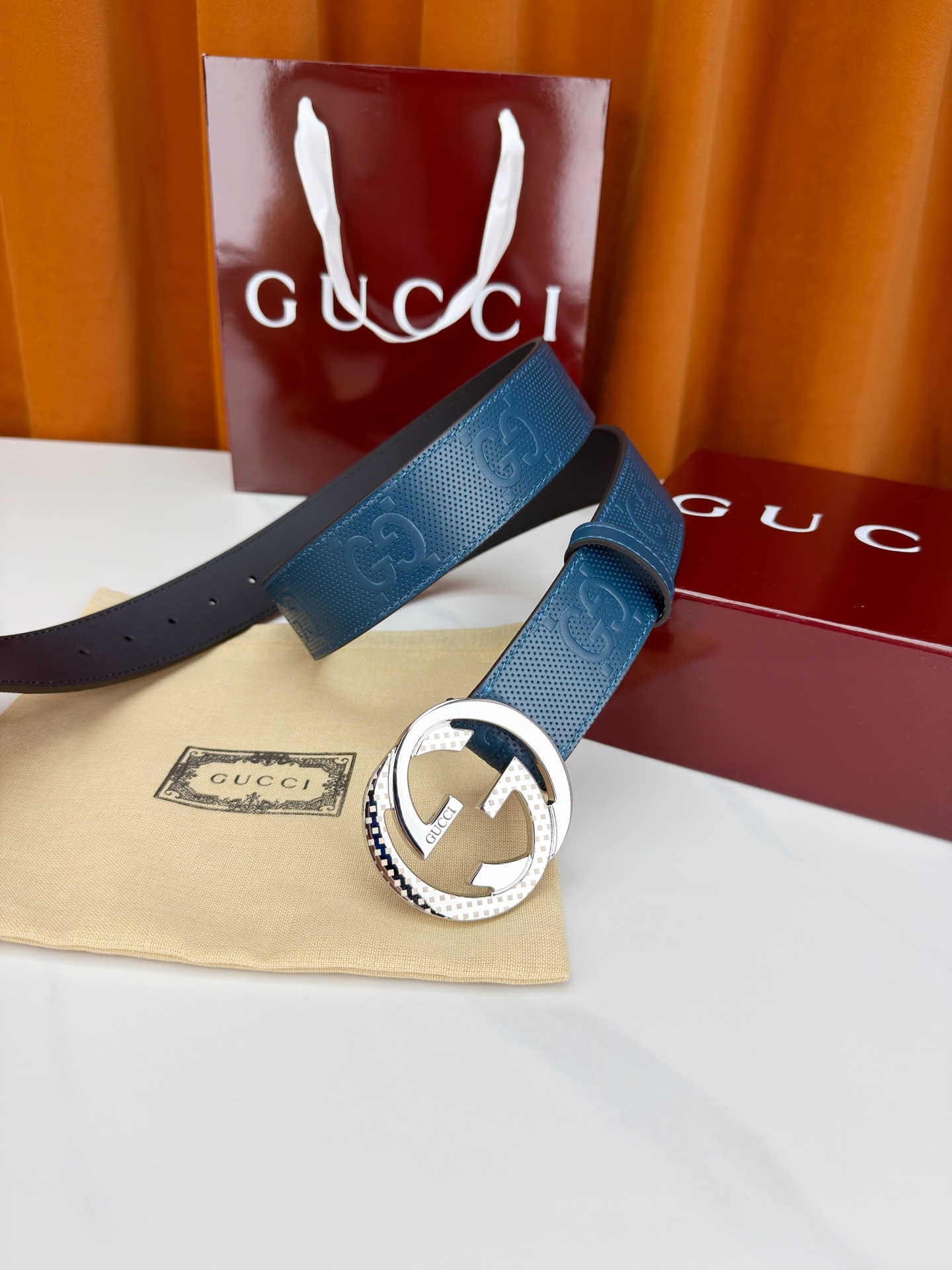 Gucci 3.8cm双面腰带，甄选打孔牛皮革，一面满压经典双G标识，一面光面简约。标志性互扣双G金属扣