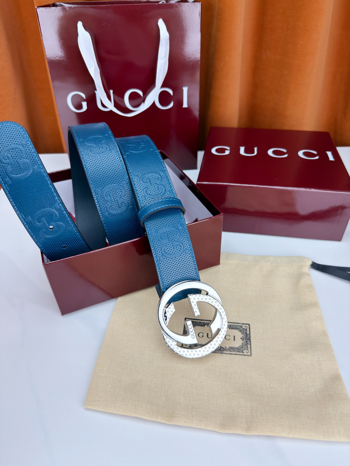 Gucci 3.8cm双面腰带，甄选打孔牛皮革，一面满压经典双G标识，一面光面简约。标志性互扣双G金属扣