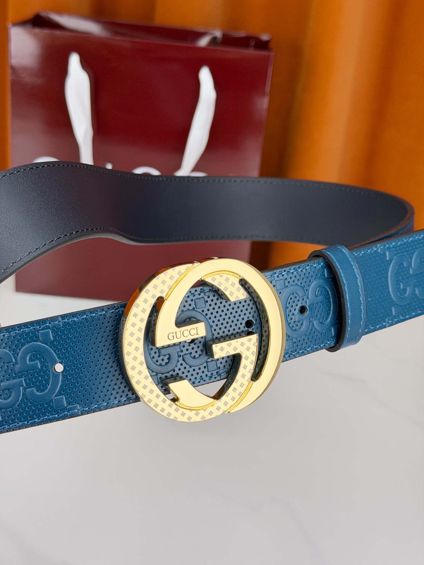 Gucci 3.8cm双面腰带，甄选打孔牛皮革，一面满压经典双G标识，一面光面简约。标志性互扣双G金属扣
