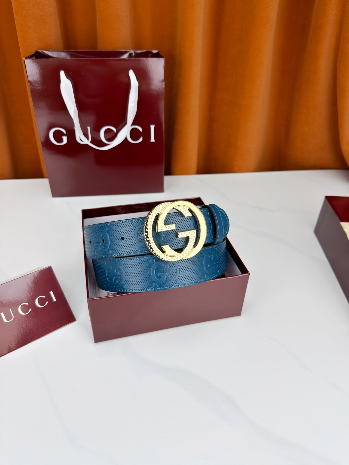 Gucci 3.8cm双面腰带，甄选打孔牛皮革，一面满压经典双G标识，一面光面简约。标志性互扣双G金属扣