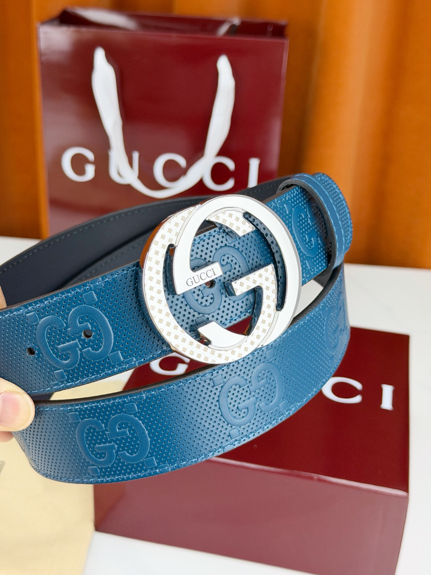 Gucci 3.8cm双面腰带，甄选打孔牛皮革，一面满压经典双G标识，一面光面简约。标志性互扣双G金属扣
