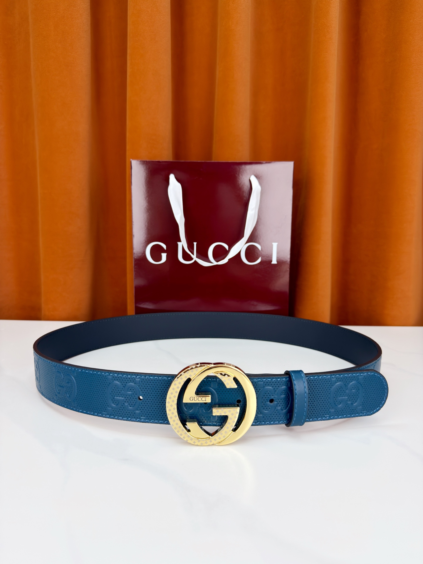 Gucci 3.8cm双面腰带，甄选打孔牛皮革，一面满压经典双G标识，一面光面简约。标志性互扣双G金属扣