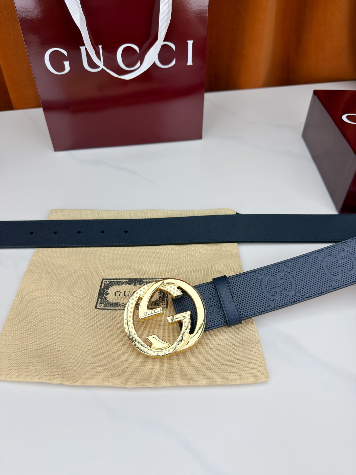 Gucci 3.8cm双面腰带，甄选打孔牛皮革，一面满压经典双G标识，一面光面简约。标志性互扣双G金属扣