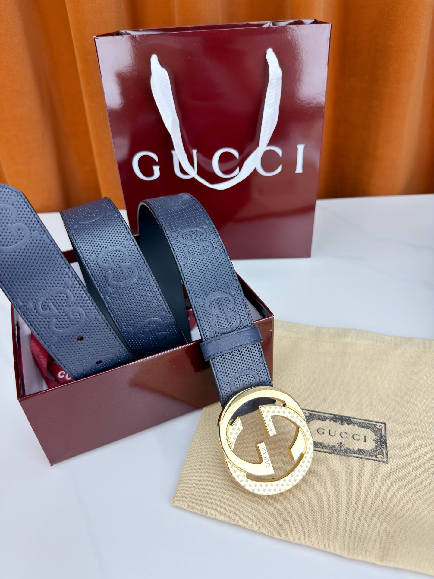 Gucci 3.8cm双面腰带，甄选打孔牛皮革，一面满压经典双G标识，一面光面简约。标志性互扣双G金属扣