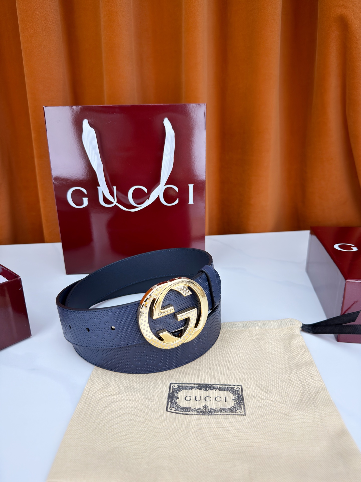Gucci 3.8cm双面腰带，甄选打孔牛皮革，一面满压经典双G标识，一面光面简约。标志性互扣双G金属扣