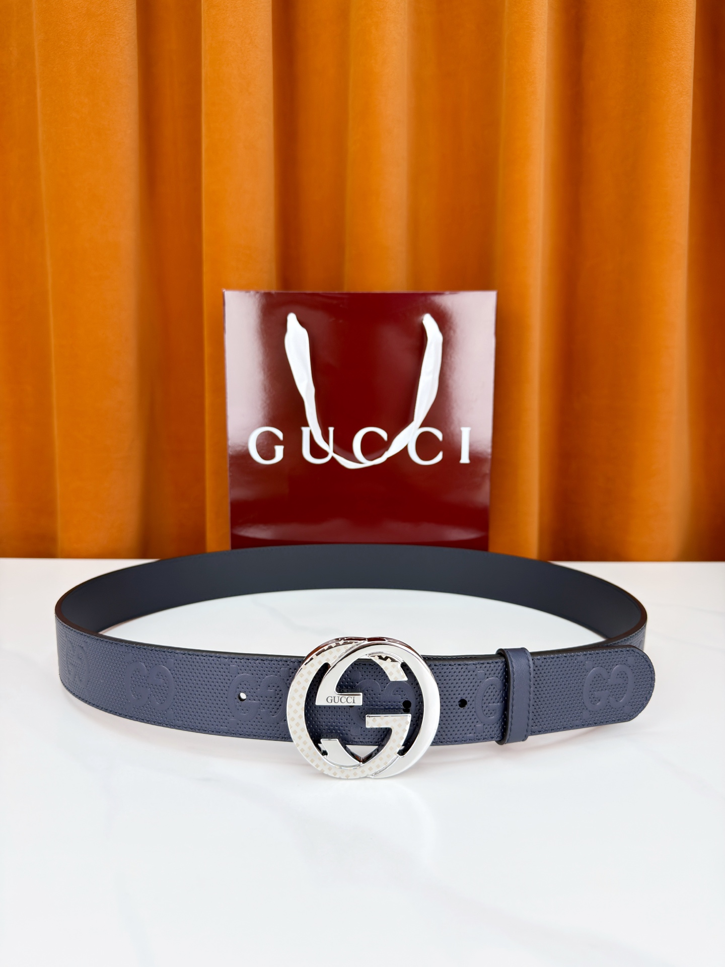 Gucci 3.8cm双面腰带，甄选打孔牛皮革，一面满压经典双G标识，一面光面简约。标志性互扣双G金属扣