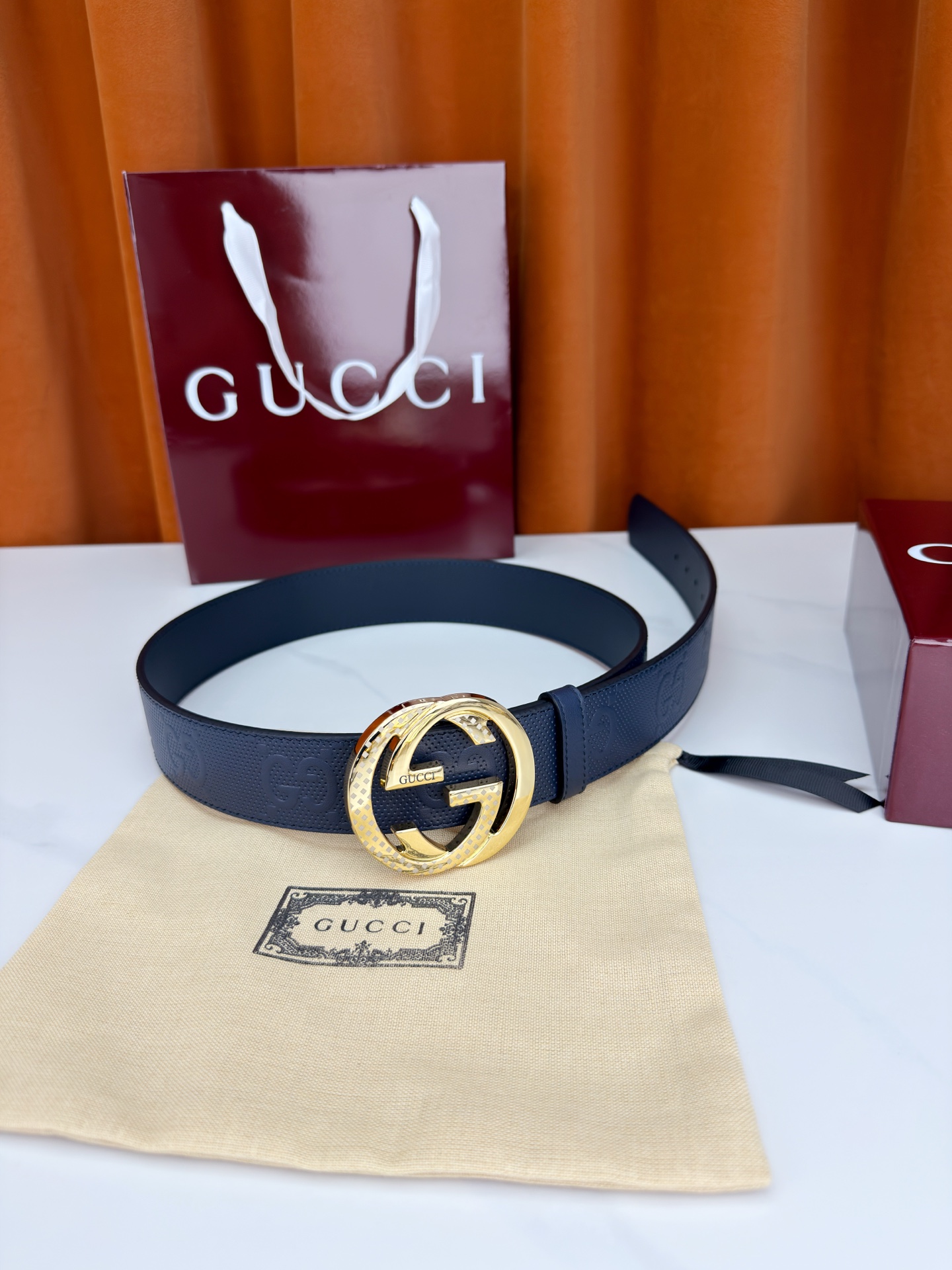 Gucci 3.8cm双面腰带，甄选打孔牛皮革，一面满压经典双G标识，一面光面简约。标志性互扣双G金属扣
