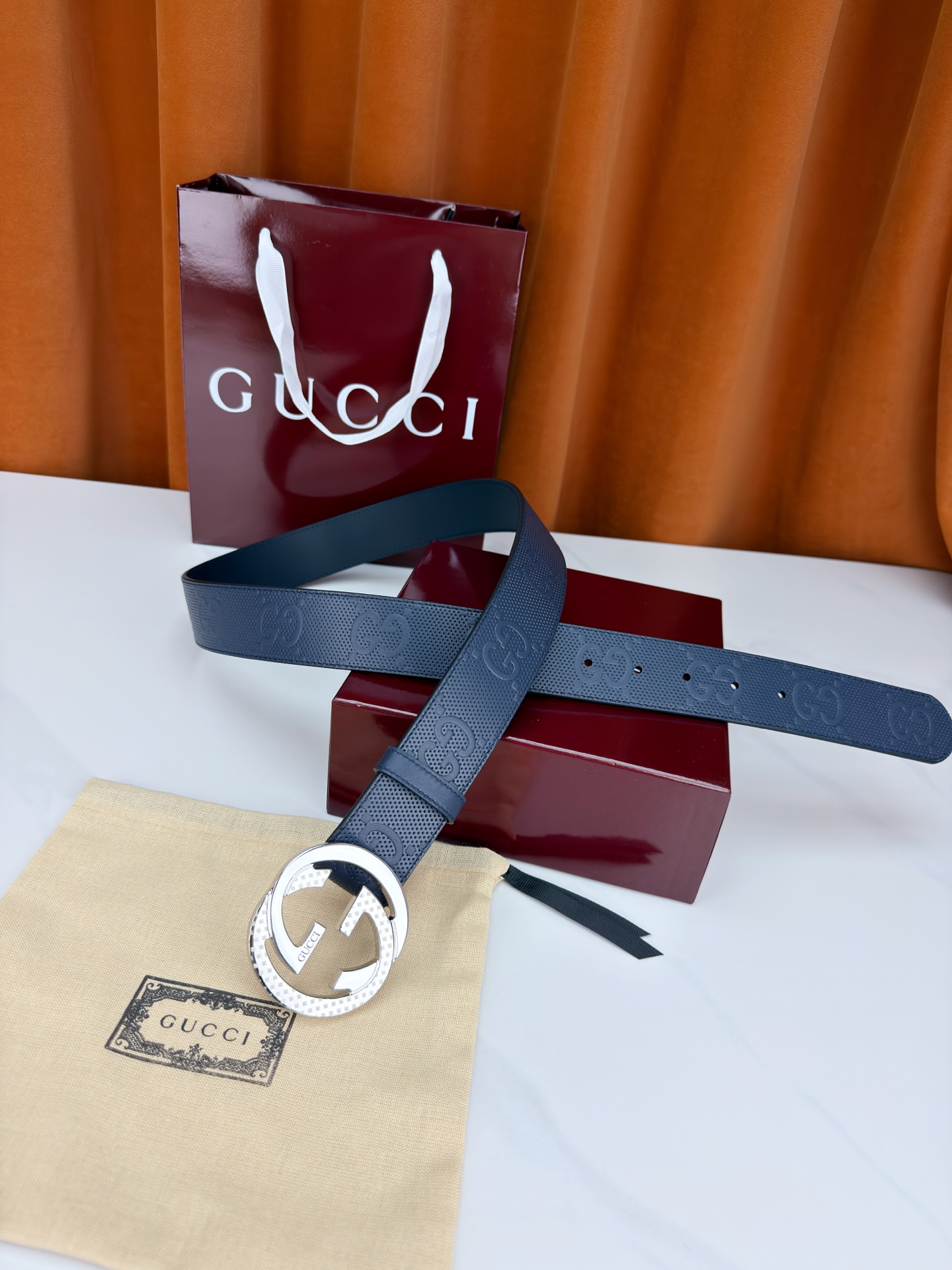 Gucci 3.8cm双面腰带，甄选打孔牛皮革，一面满压经典双G标识，一面光面简约。标志性互扣双G金属扣