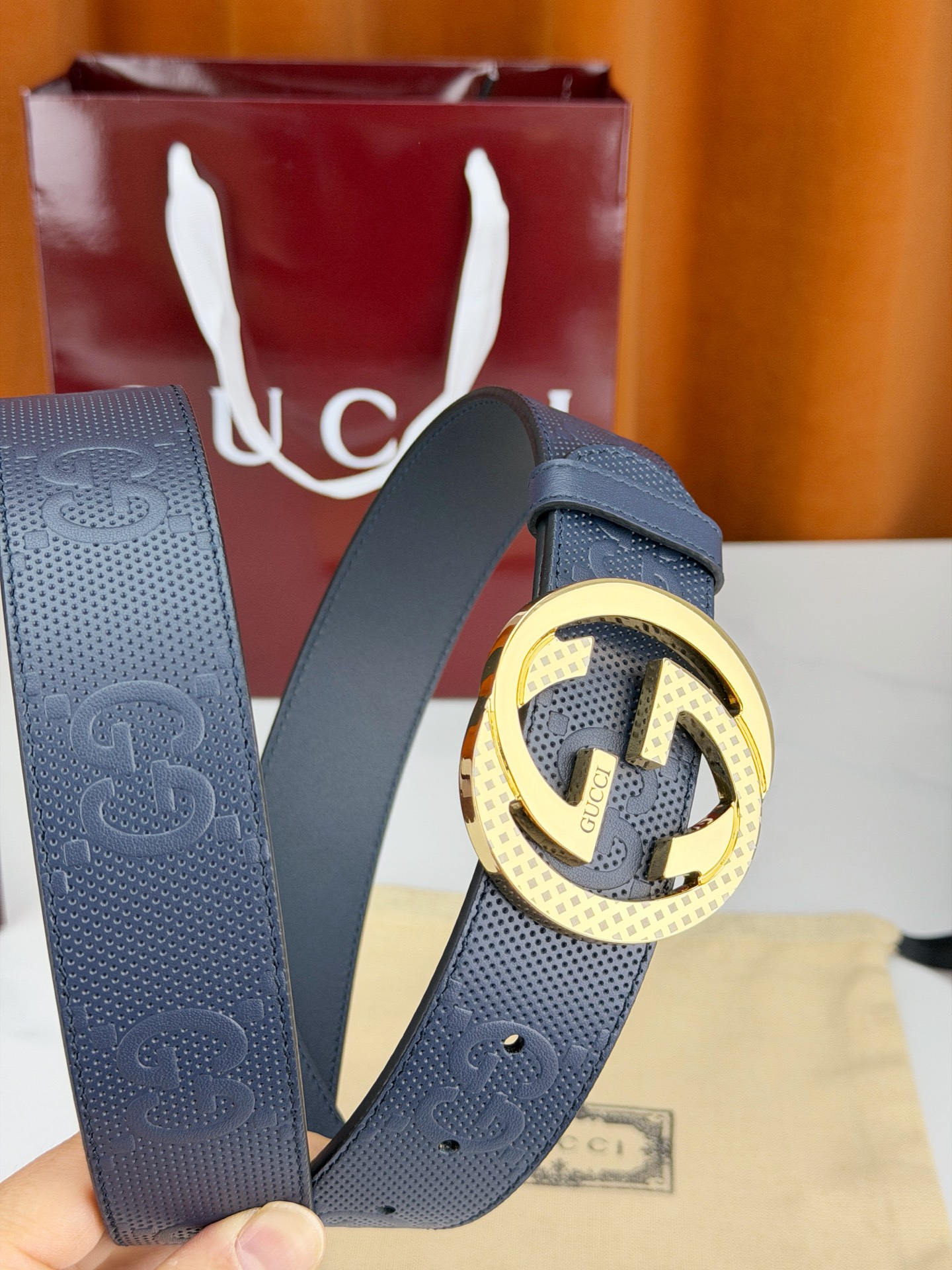 Gucci 3.8cm双面腰带，甄选打孔牛皮革，一面满压经典双G标识，一面光面简约。标志性互扣双G金属扣