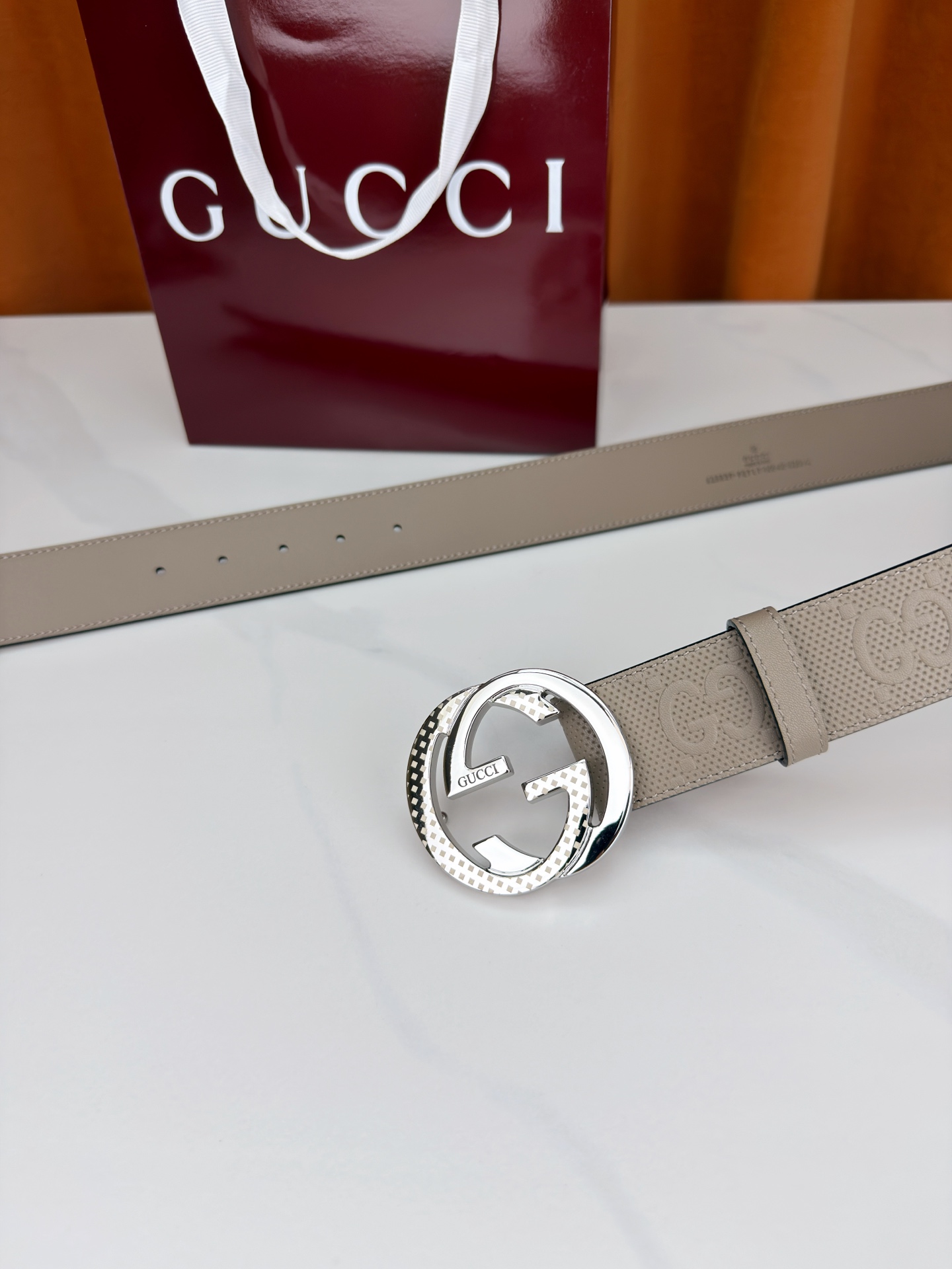 Gucci 3.8cm双面腰带，甄选打孔牛皮革，一面满压经典双G标识，一面光面简约。标志性互扣双G金属扣