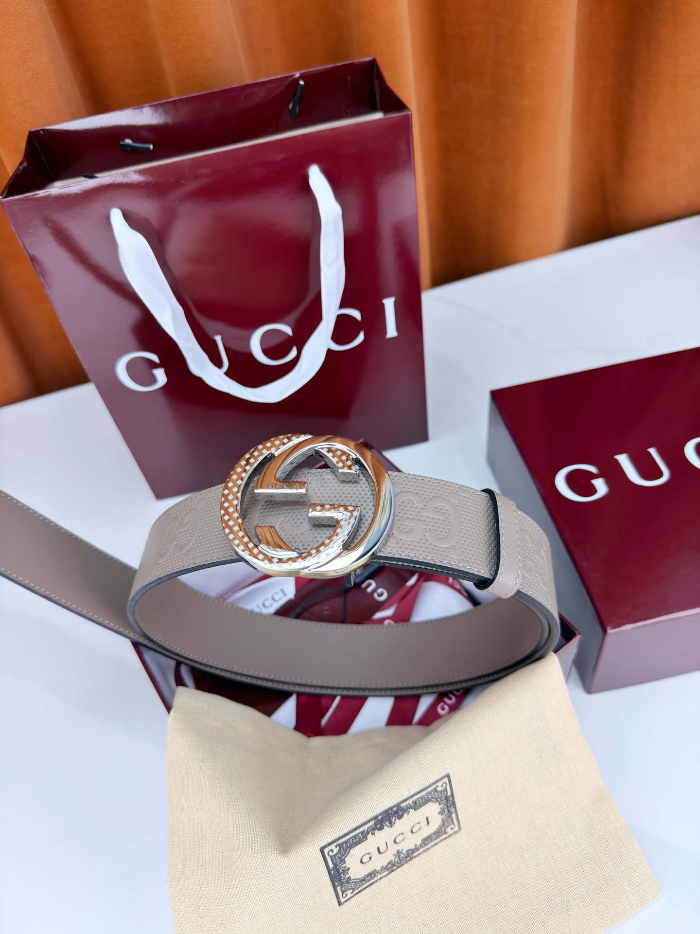 Gucci 3.8cm双面腰带，甄选打孔牛皮革，一面满压经典双G标识，一面光面简约。标志性互扣双G金属扣