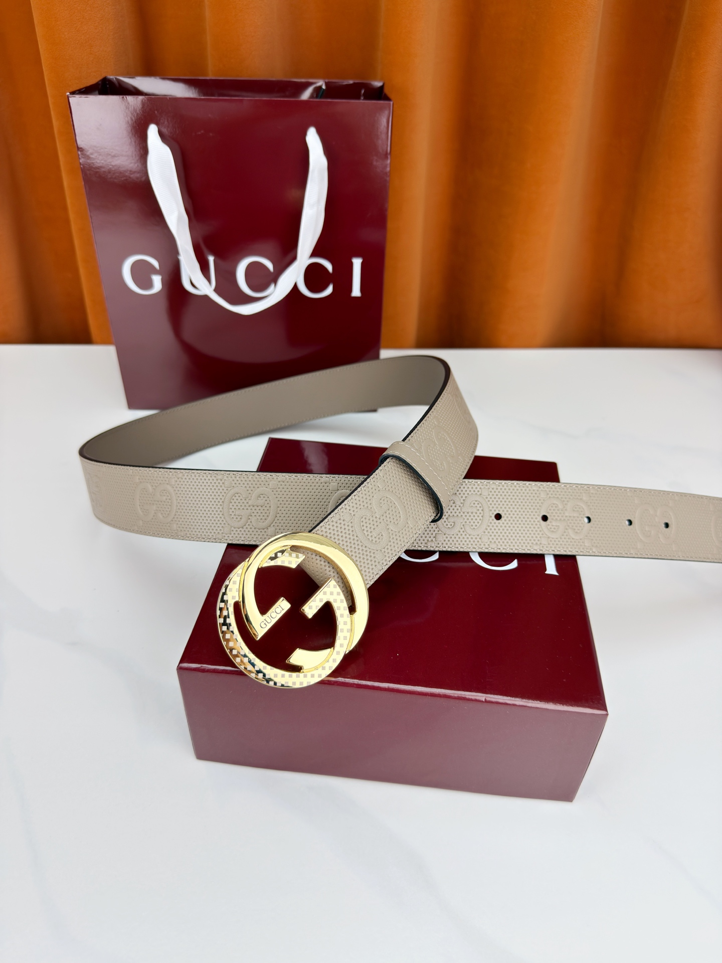 Gucci 3.8cm双面腰带，甄选打孔牛皮革，一面满压经典双G标识，一面光面简约。标志性互扣双G金属扣
