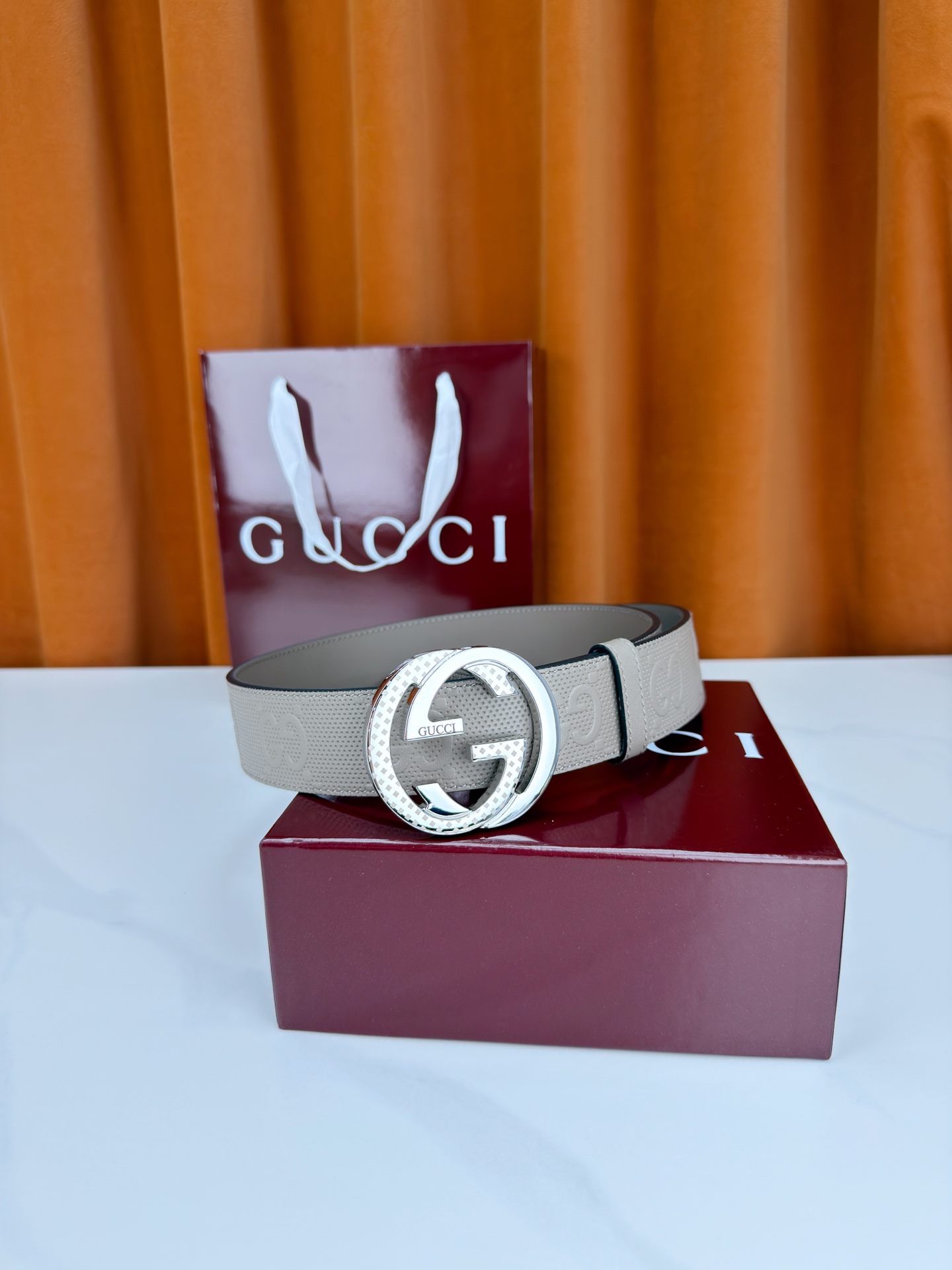 Gucci 3.8cm双面腰带，甄选打孔牛皮革，一面满压经典双G标识，一面光面简约。标志性互扣双G金属扣