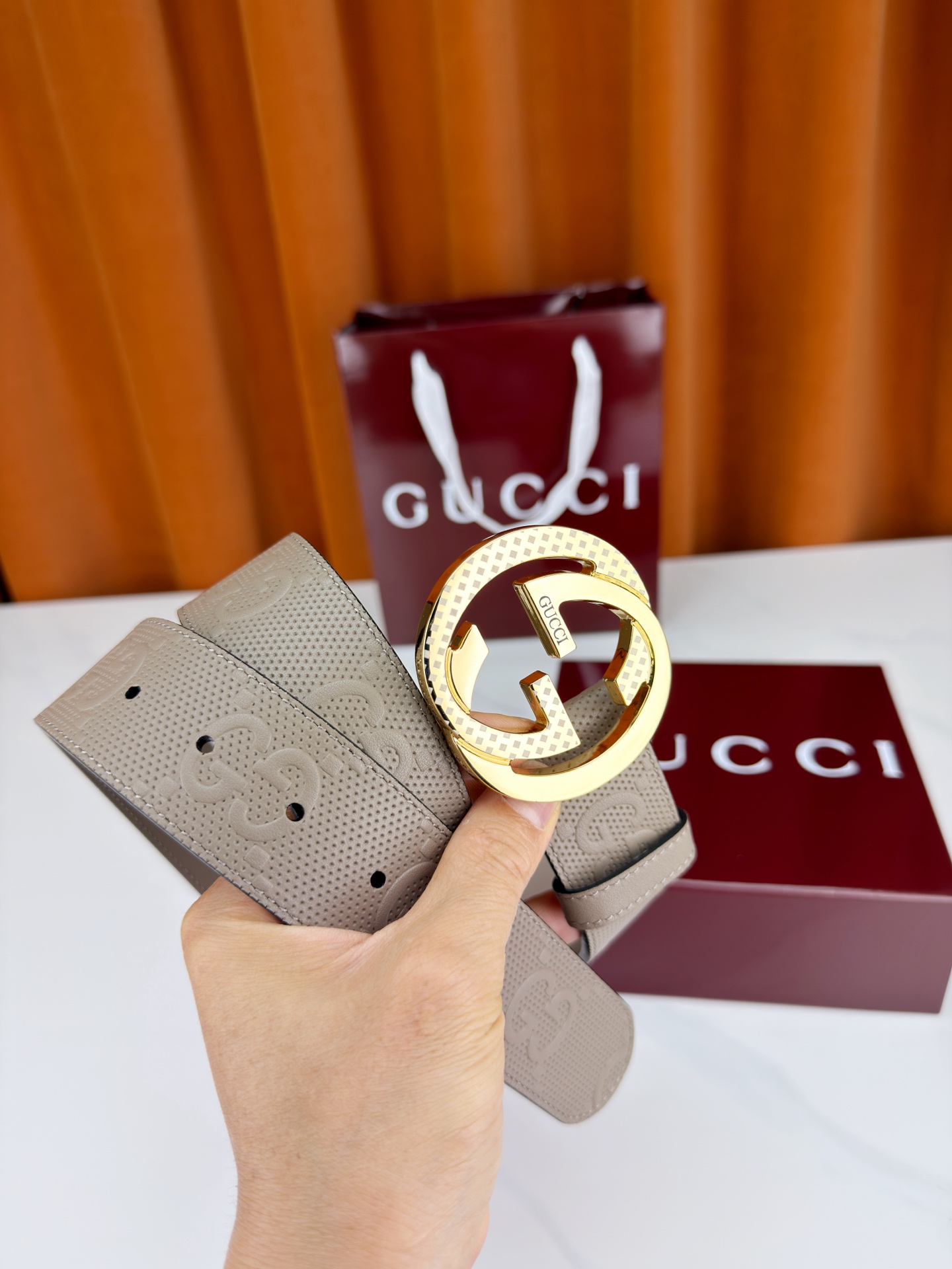 Gucci 3.8cm双面腰带，甄选打孔牛皮革，一面满压经典双G标识，一面光面简约。标志性互扣双G金属扣