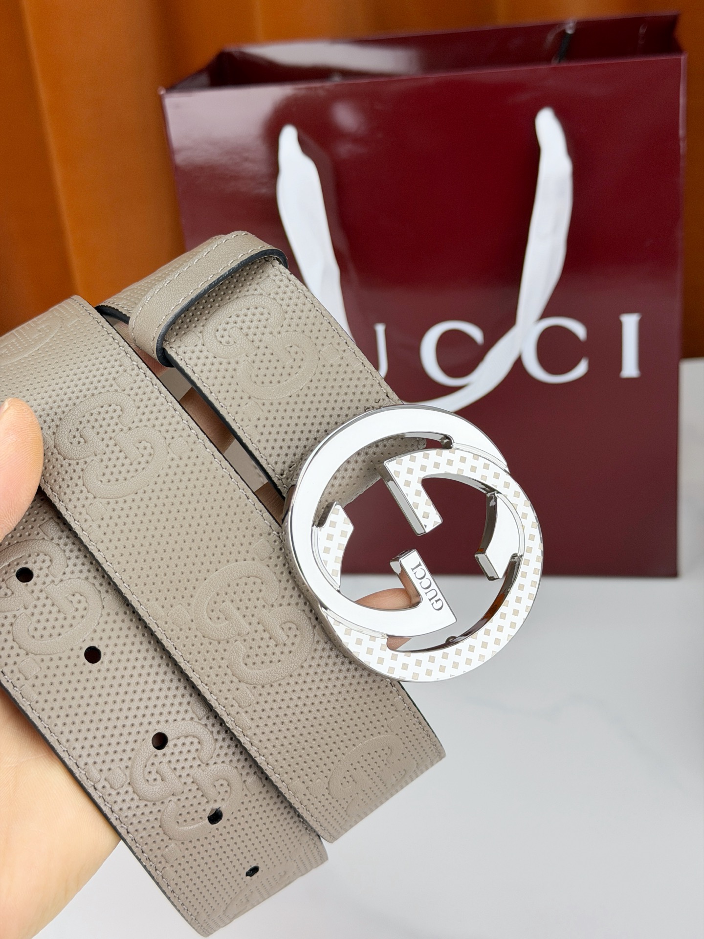 Gucci 3.8cm双面腰带，甄选打孔牛皮革，一面满压经典双G标识，一面光面简约。标志性互扣双G金属扣