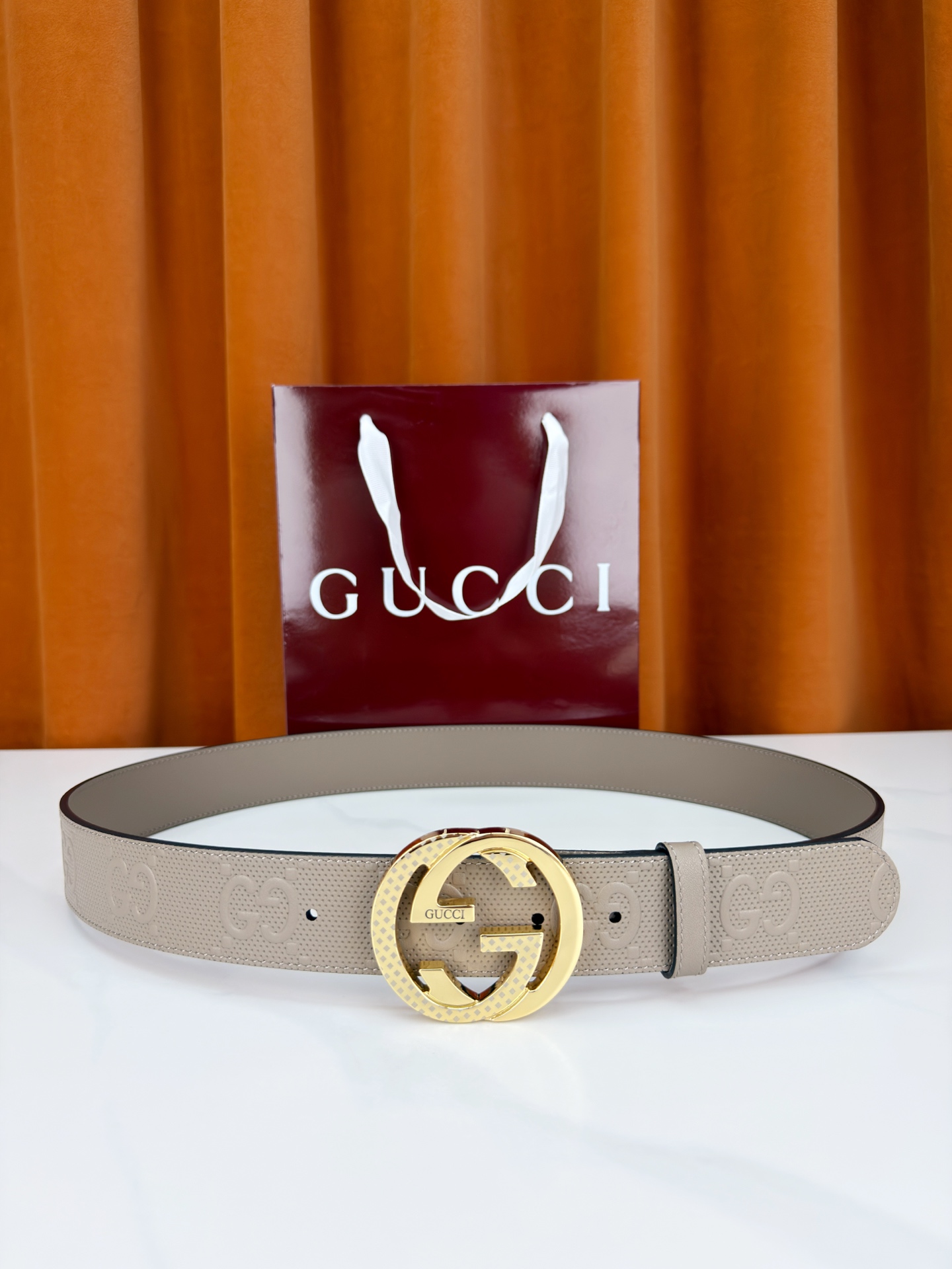 Gucci 3.8cm双面腰带，甄选打孔牛皮革，一面满压经典双G标识，一面光面简约。标志性互扣双G金属扣